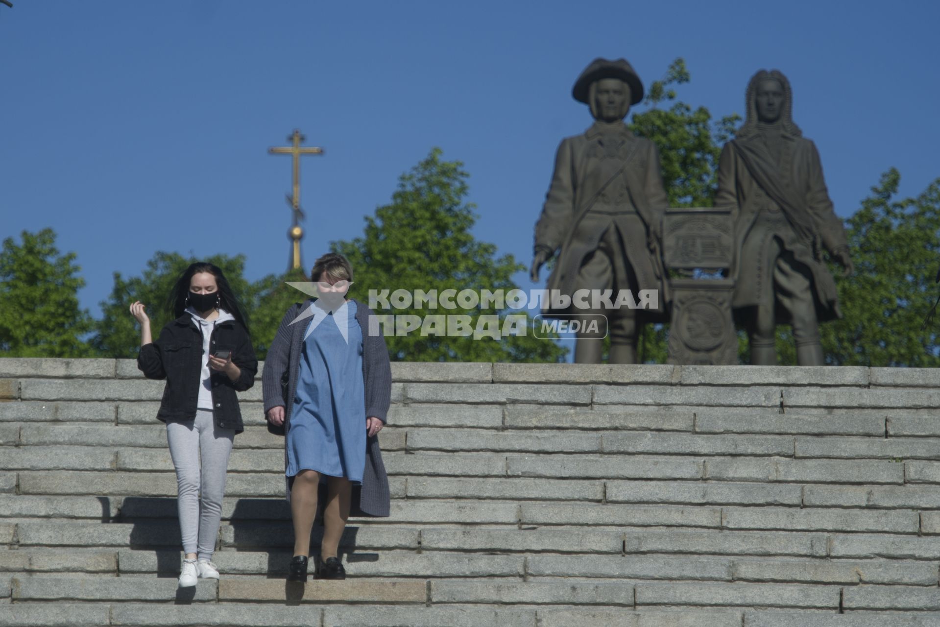 Екатеринбург. Горожане у памятника основателям города Татищеву и Де Генину, во время режима самоизоляции введеного для нераспространения новой коронавирусной инфекции COVID-19