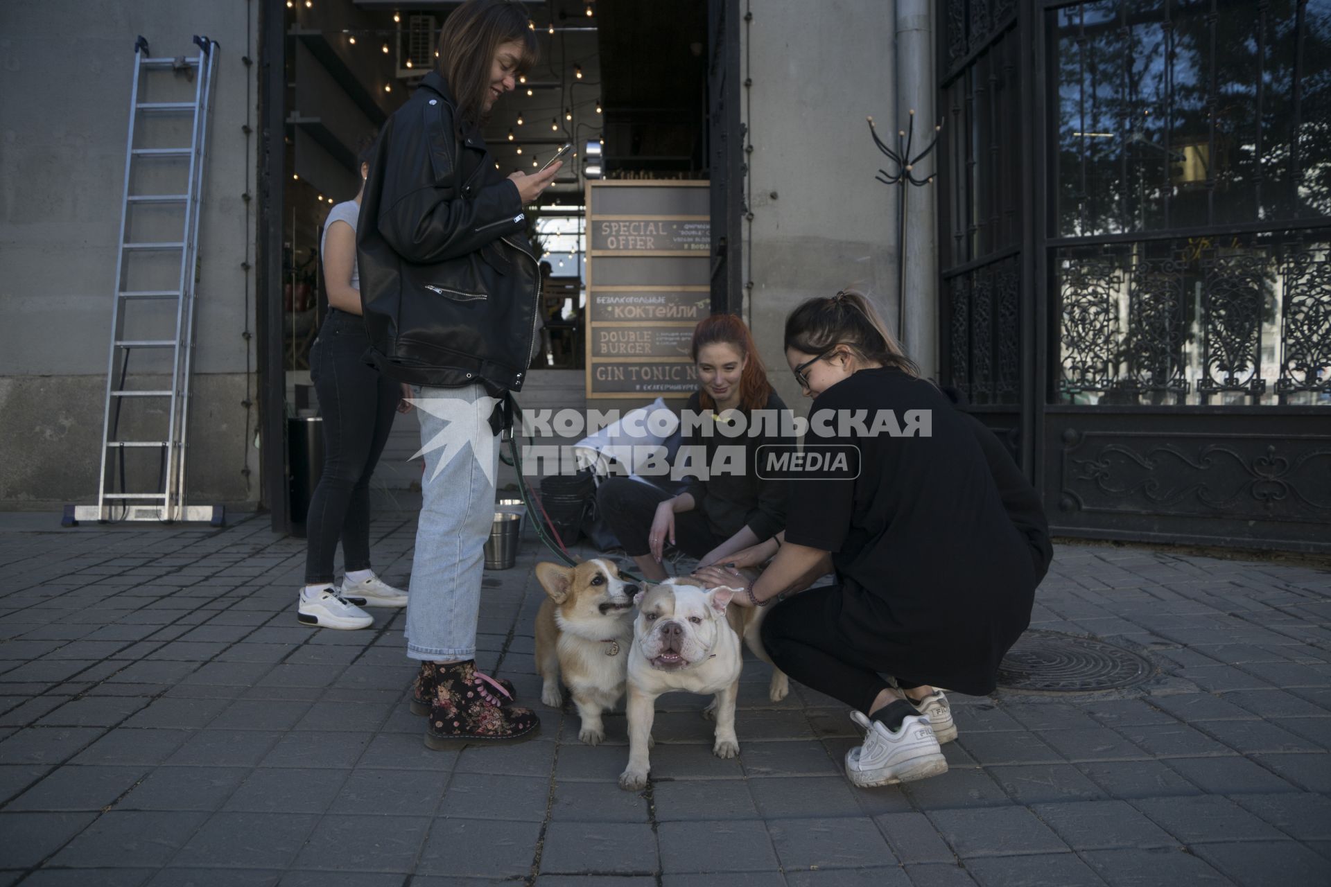 Екатеринбург. Горожане во время режима самоизоляции введеного для нераспространения новой коронавирусной инфекции COVID-19