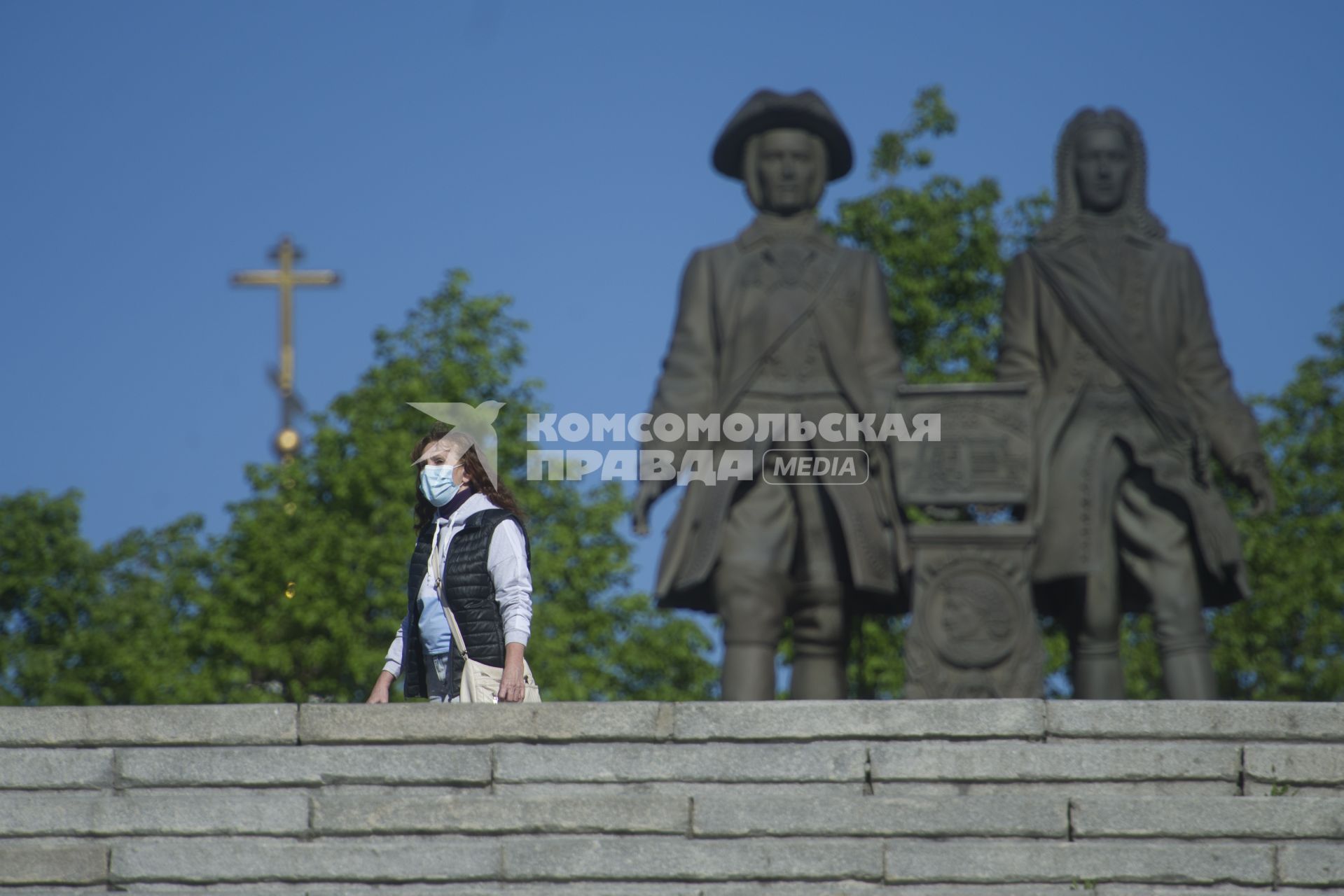 Екатеринбург. Горожане у памятника основателям города Татищеву и Де Генину, во время режима самоизоляции введеного для нераспространения новой коронавирусной инфекции COVID-19