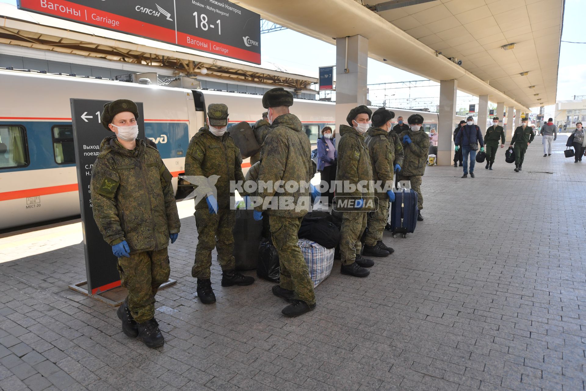 Москва. Военнослужащие в медицинских масках на платформе  Курского вокзала .