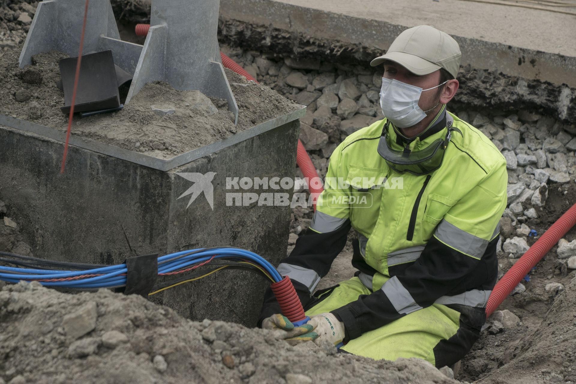 Екатеринбург. Дорожные работы по установке датчиков весогабаритного контроля на 49-м километе ЕКАД (Екатеринбургская кольцевая автомобильная дорога)