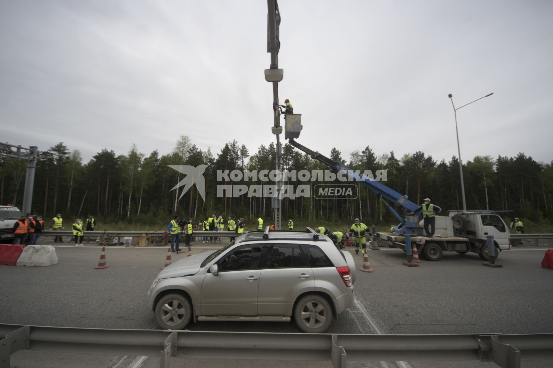 Екатеринбург. Дорожные работы по установке датчиков весогабаритного контроля на 49-м километе ЕКАД (Екатеринбургская кольцевая автомобильная дорога)