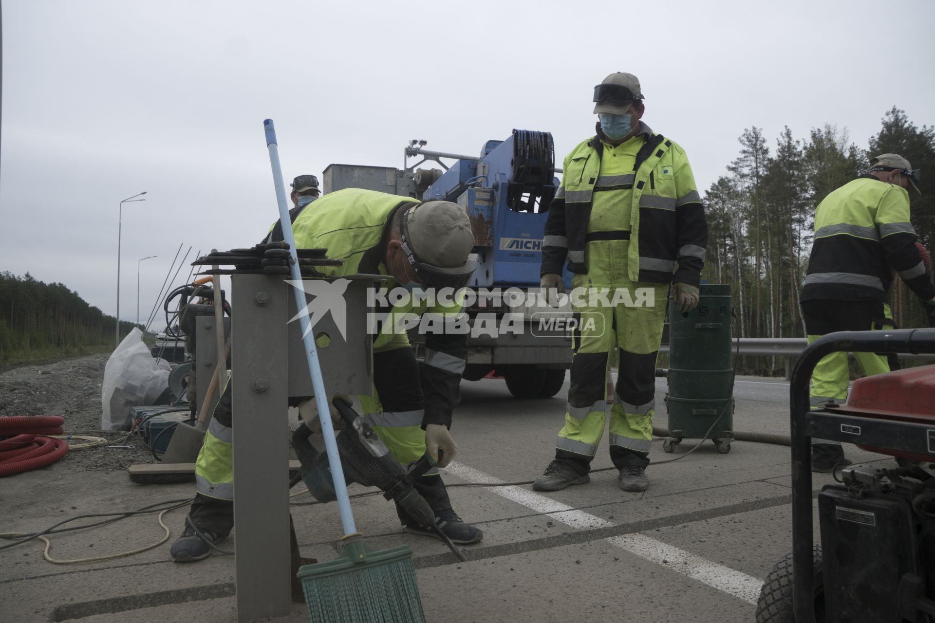 Екатеринбург. Дорожные работы по установке датчиков весогабаритного контроля на 49-м километе ЕКАД (Екатеринбургская кольцевая автомобильная дорога)