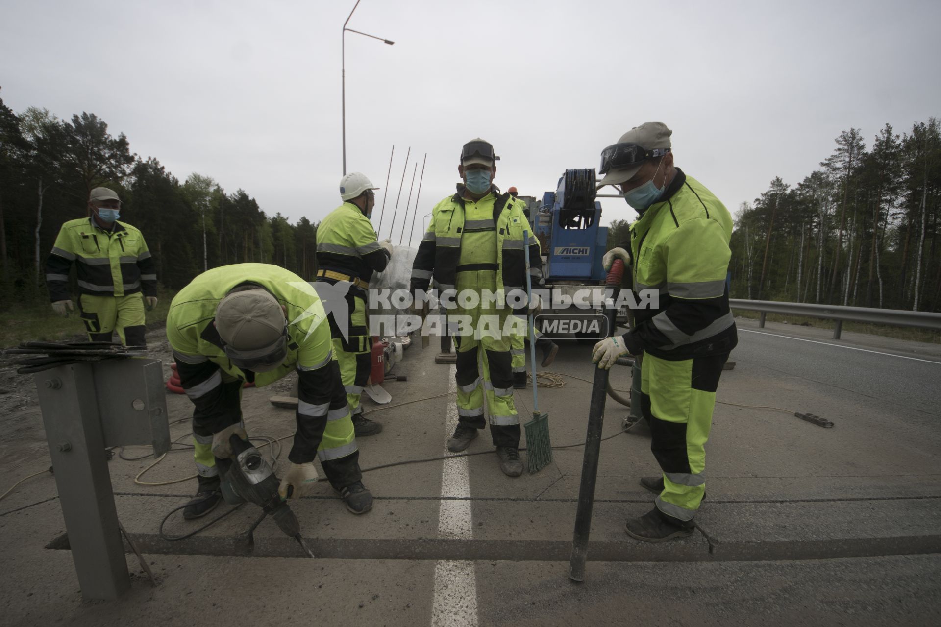 Екатеринбург. Дорожные работы по установке датчиков весогабаритного контроля на 49-м километе ЕКАД (Екатеринбургская кольцевая автомобильная дорога)