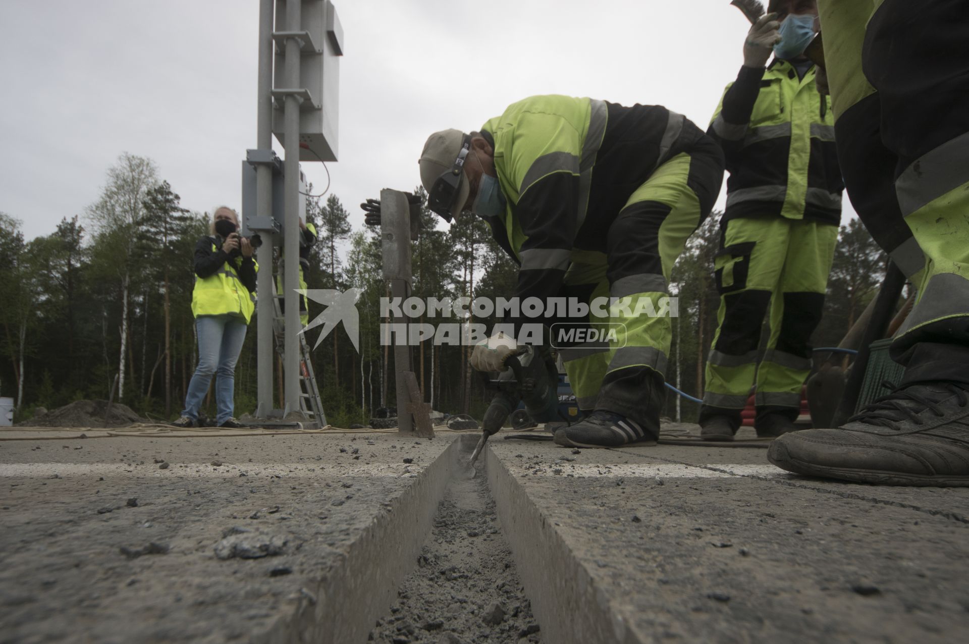 Екатеринбург. Дорожные работы по установке датчиков весогабаритного контроля на 49-м километе ЕКАД (Екатеринбургская кольцевая автомобильная дорога)