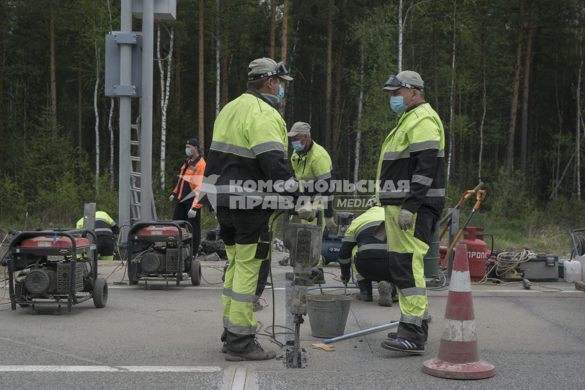 Екатеринбург. Дорожные работы по установке датчиков весогабаритного контроля на 49-м километе ЕКАД (Екатеринбургская кольцевая автомобильная дорога)