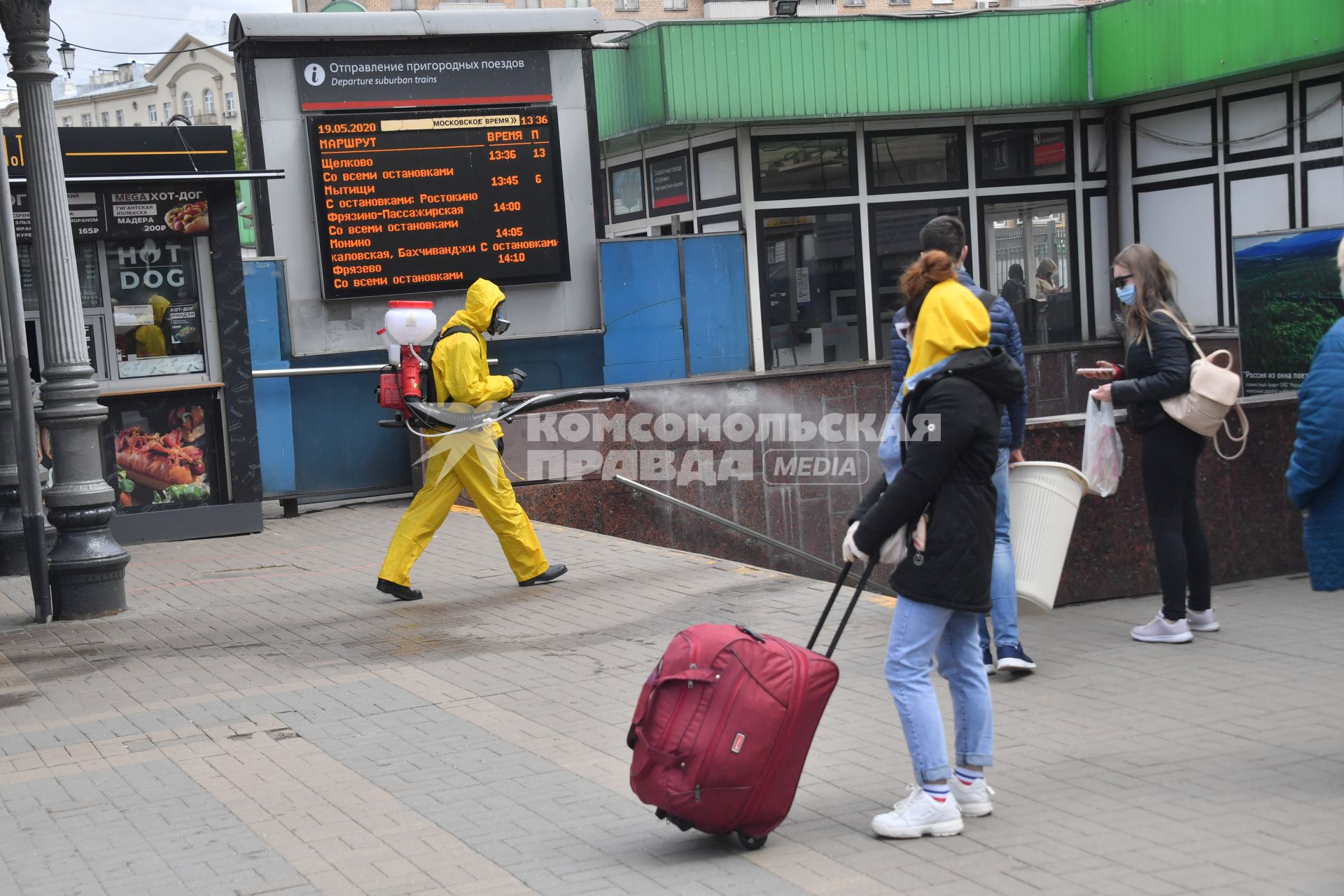 Москва. Сотрудники МЧС РФ проводят обработку  Ярославского вокзала в рамках мер по борьбе с распространением коронавирусной инфекции.