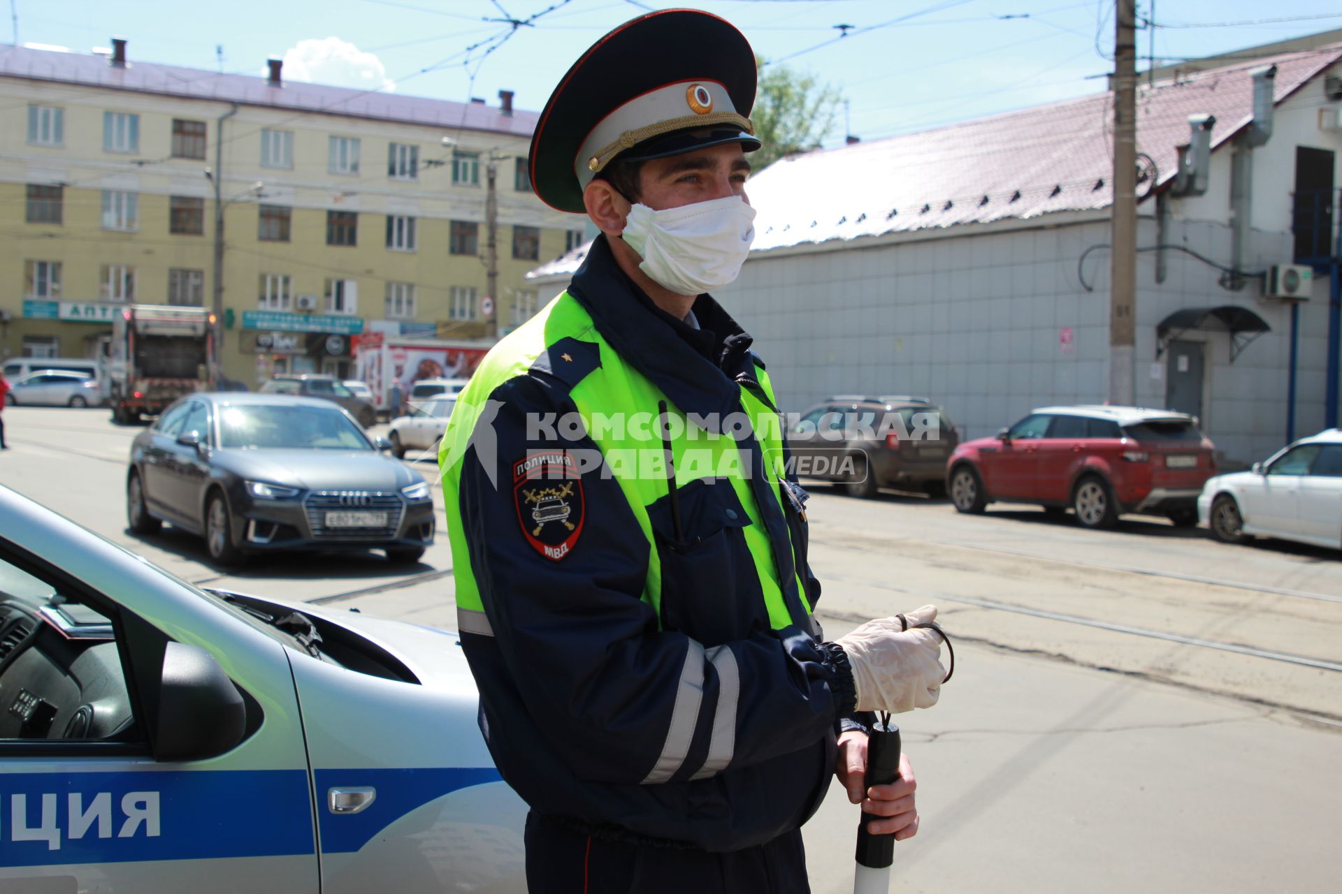 Иркутск.  Сотрудник ГИБДД в медицинской маске во время режима самоизоляции.
