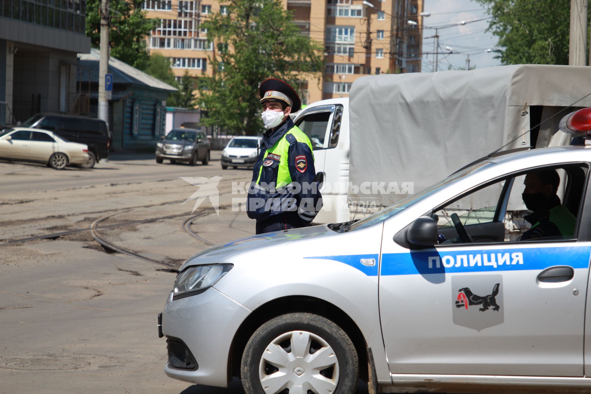 Иркутск.  Сотрудник ГИБДД в медицинской маске во время режима самоизоляции.