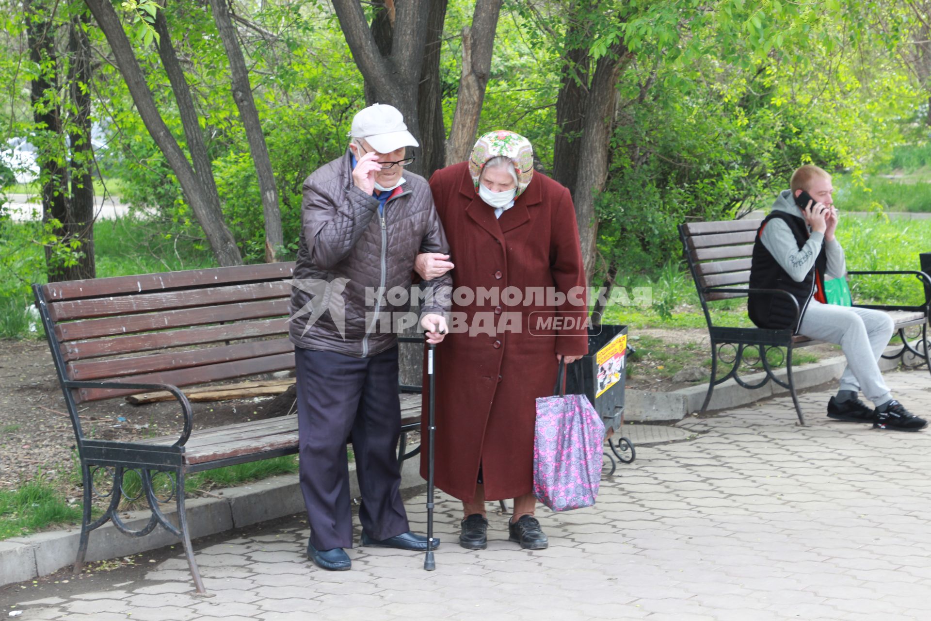 Иркутск.  Пожилые люди с медицинскими масками.
