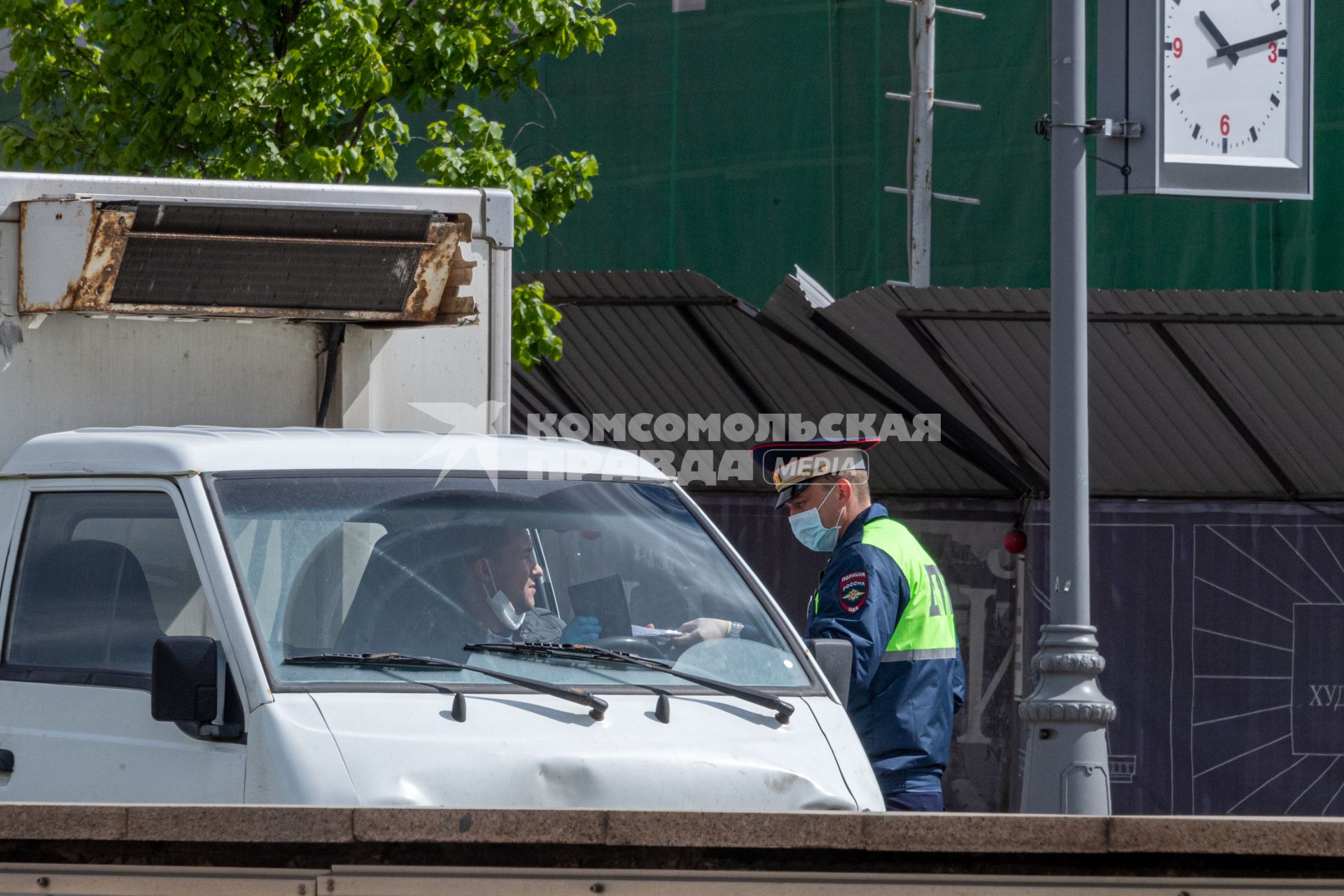 Москва. Сотрудник ДПС проверяет документы у водителя.