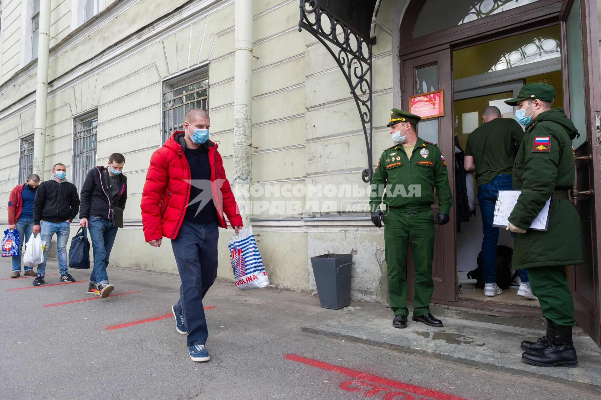 Санкт-Петербург.  Призывники стоят в очереди на сборном пункте военного комиссариата на улице Введенского канала.