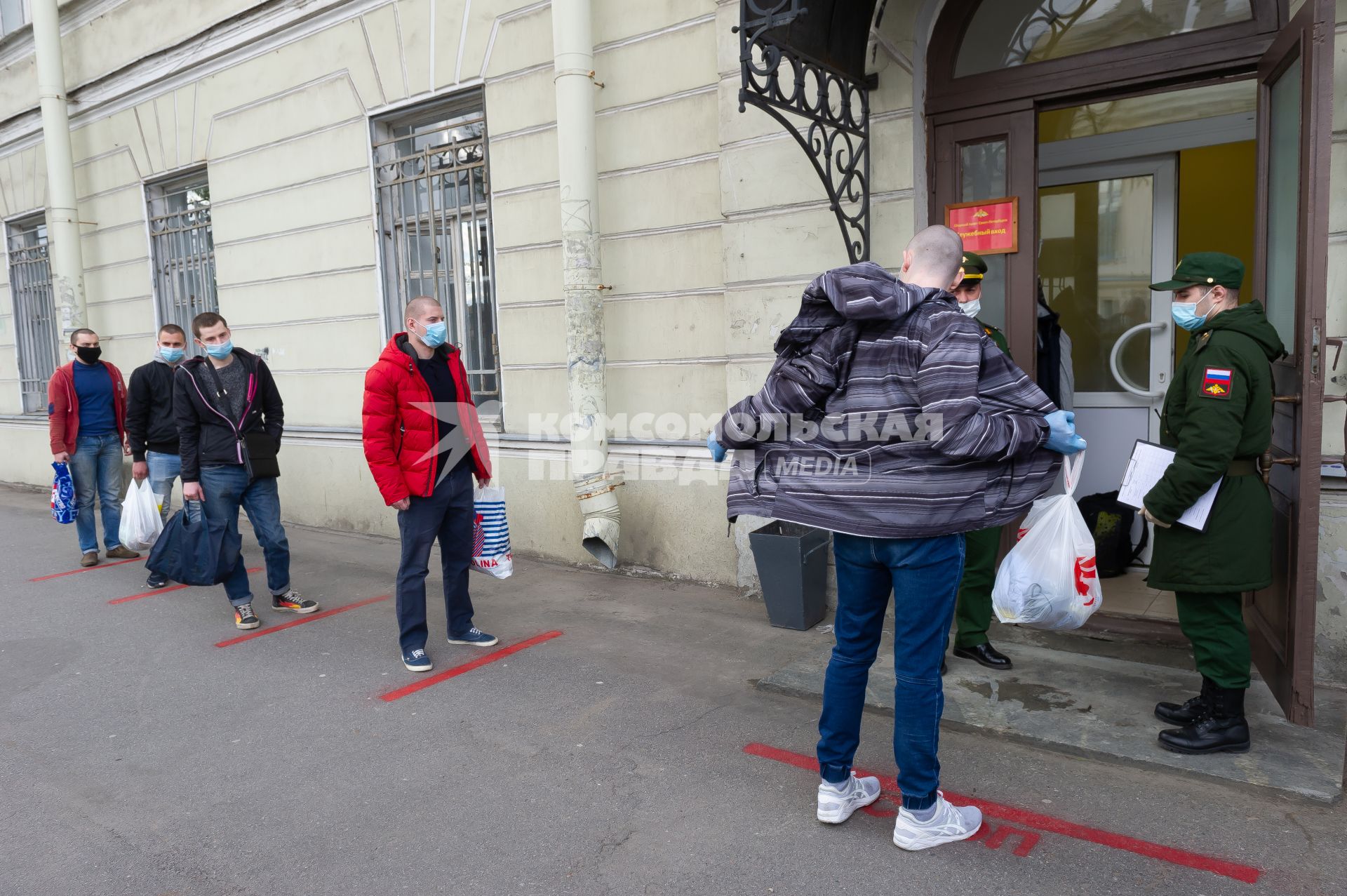 Санкт-Петербург.  Призывники стоят в очереди на сборном пункте военного комиссариата на улице Введенского канала.