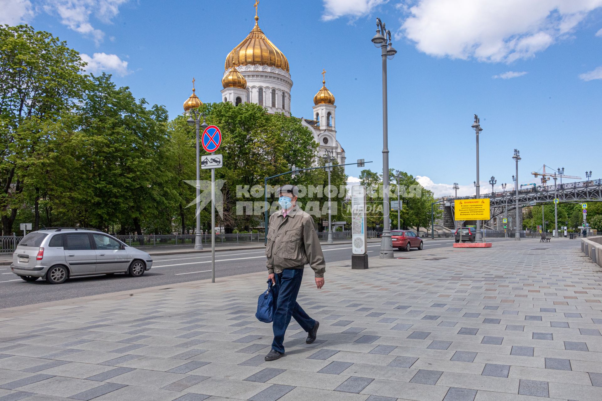 Москва. Прохожие в медицинских масках на Пречистенской набережной.