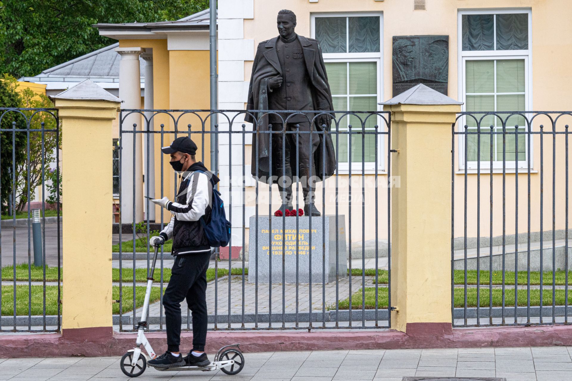 Москва. Мужчина в медицинской маске на самокате на Остоженке.