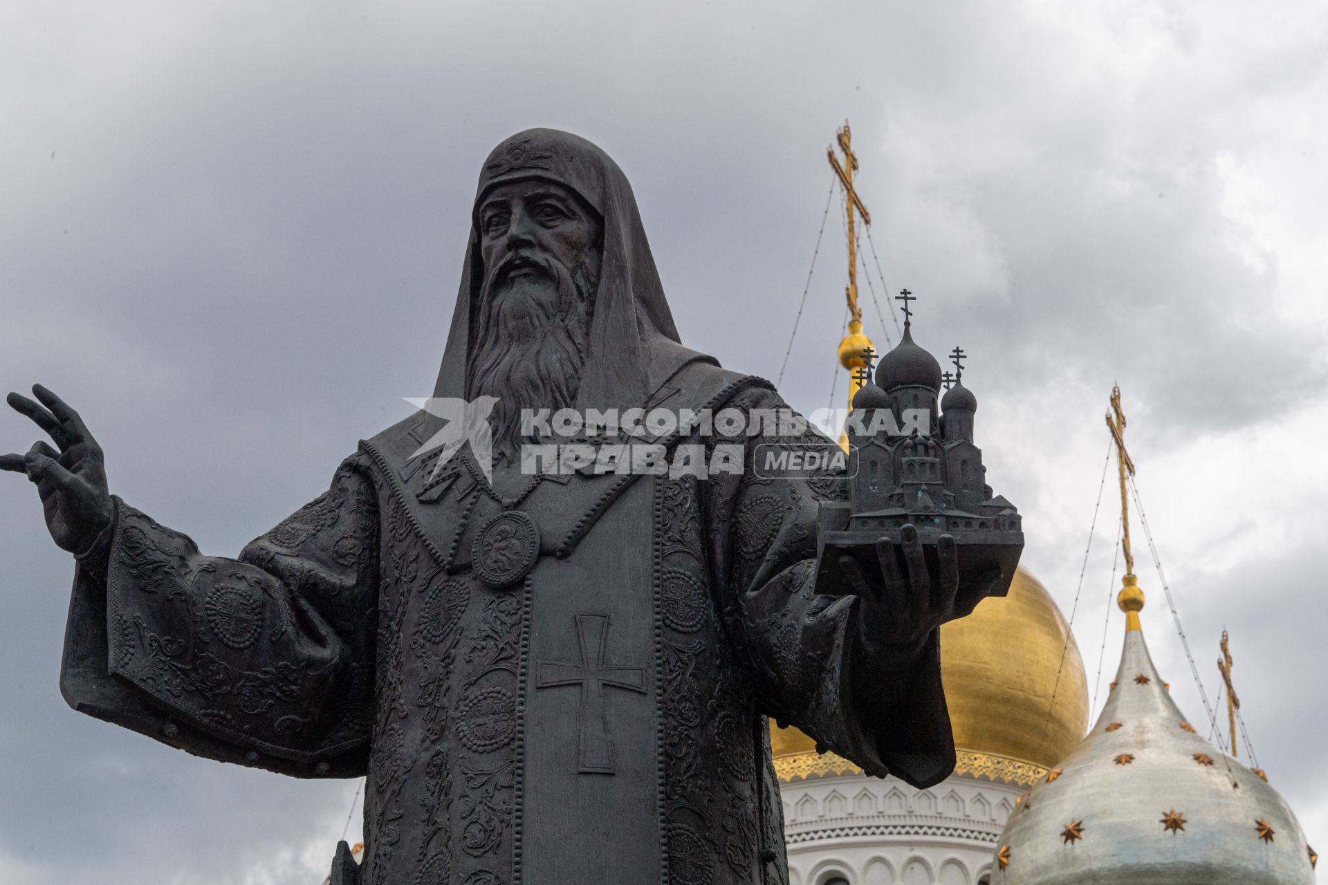 Москва. Вид на Зачатьевский монастырь и памятник Святителю Алексию.