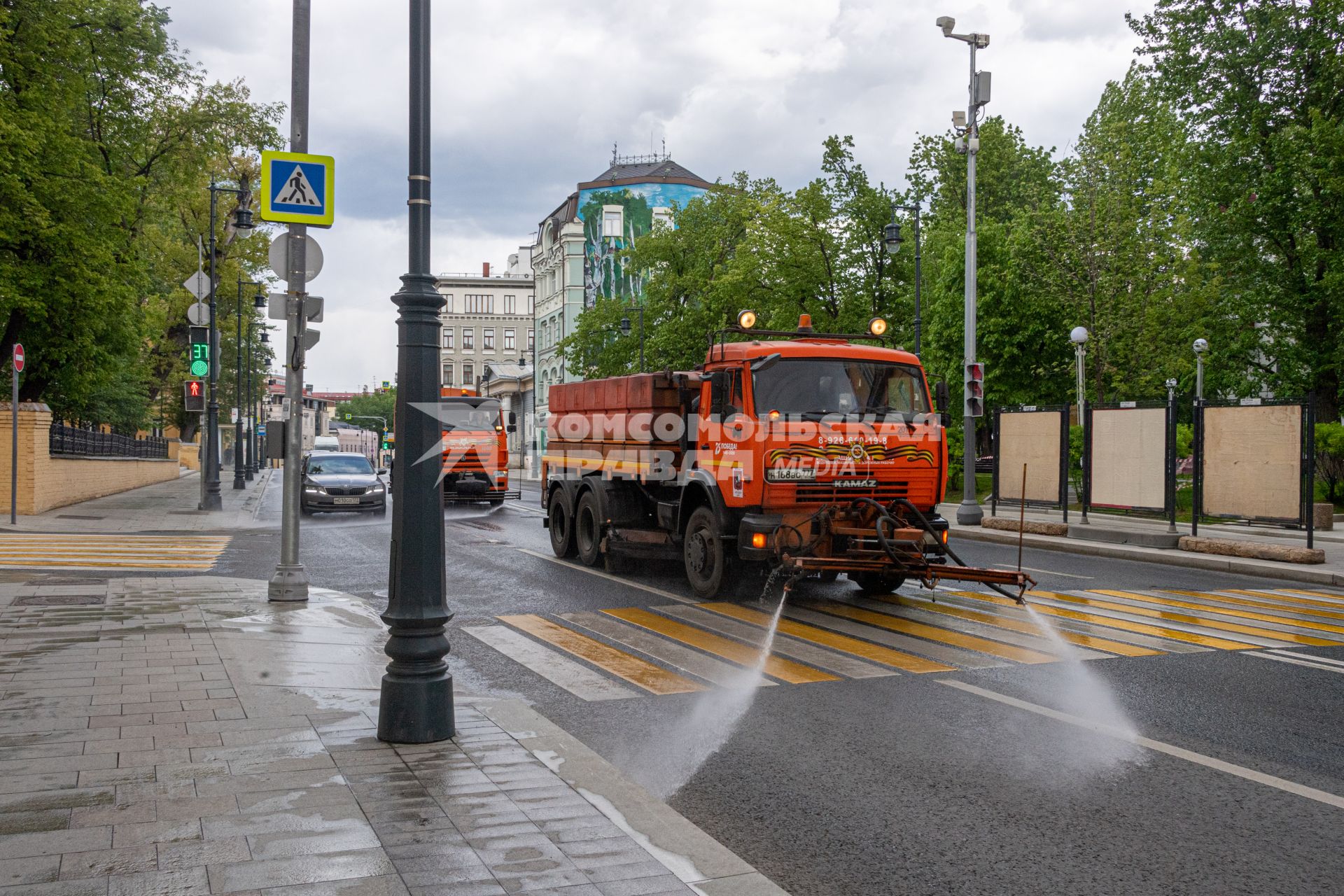 Москва. Машины  коммунальных служб проводят санитарную обработку улиц города.