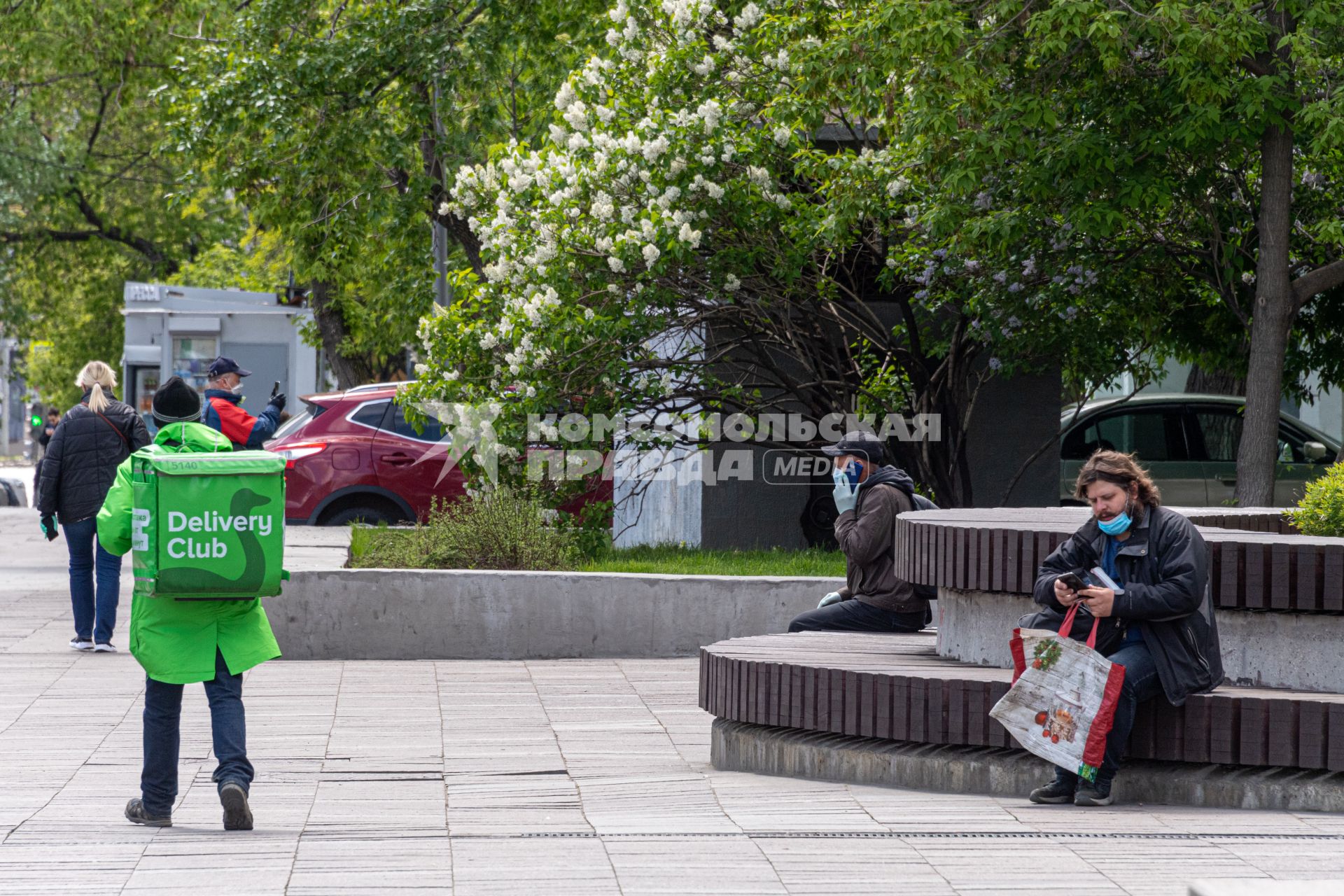 Москва. Сотрудник сервиса доставки еды в одном из парков города.