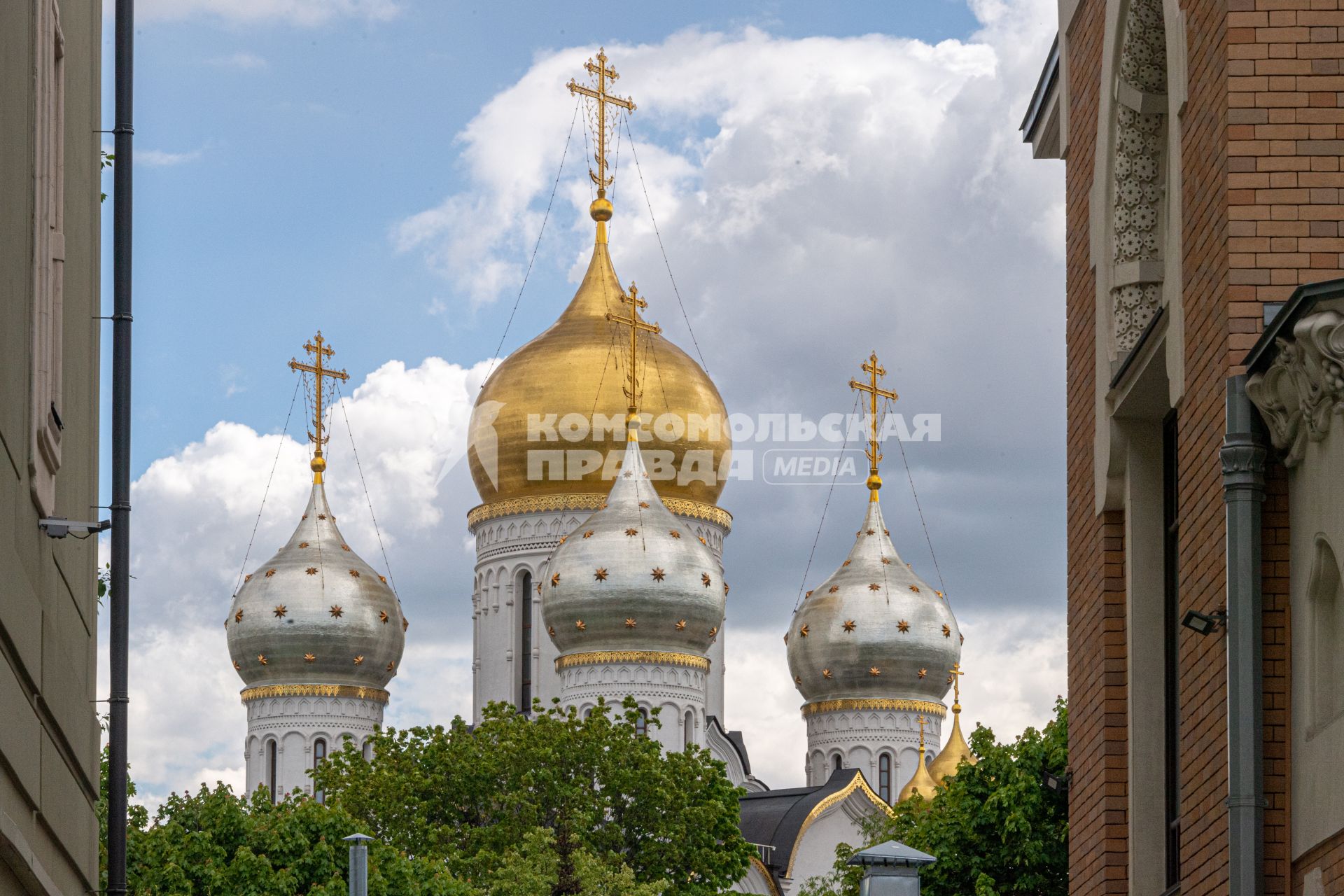 Москва. Вид на купола собора Рождества Богородицы Зачатьевского монастыря.