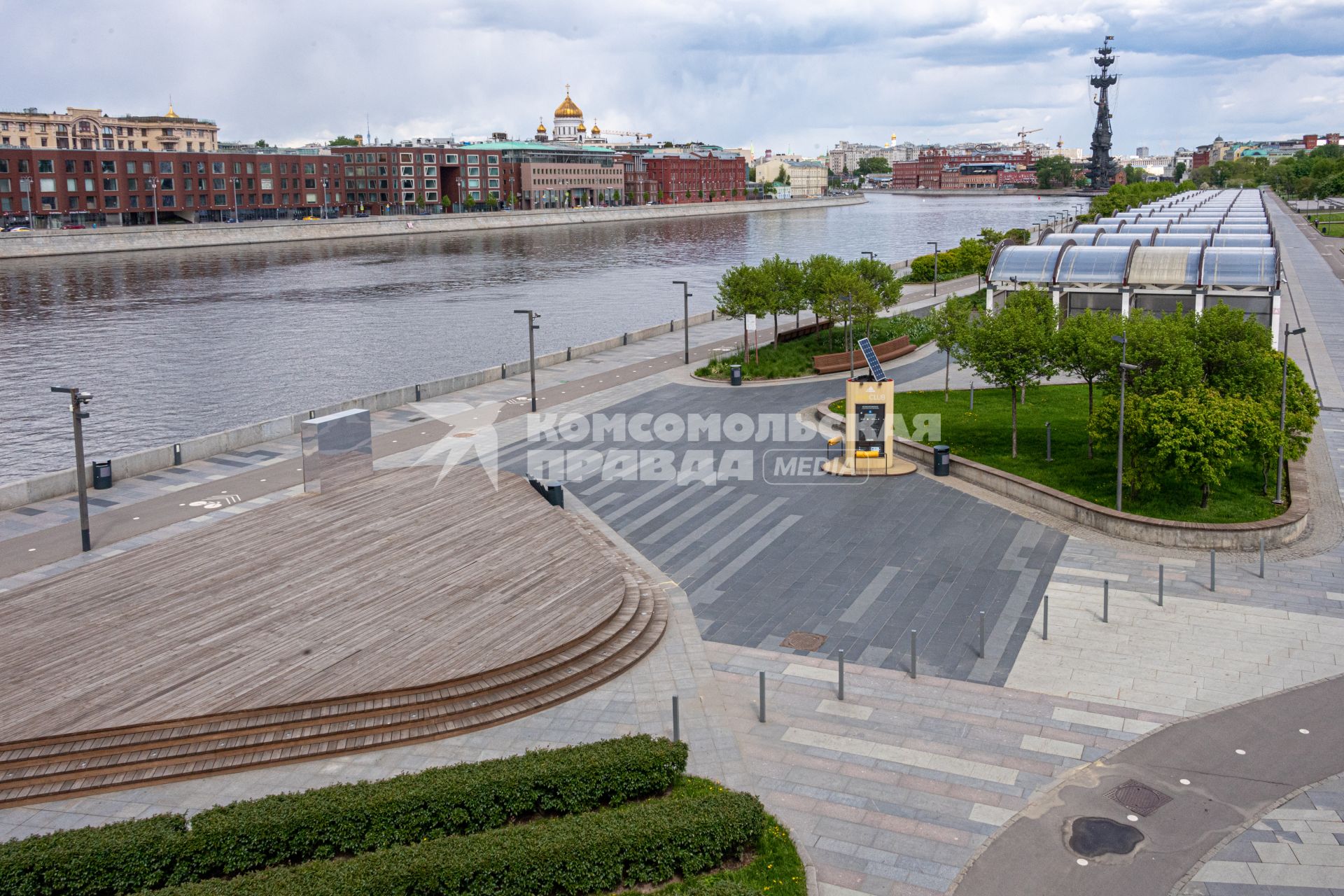 Москва. Вид на Крымскую набережную с Крымского моста.