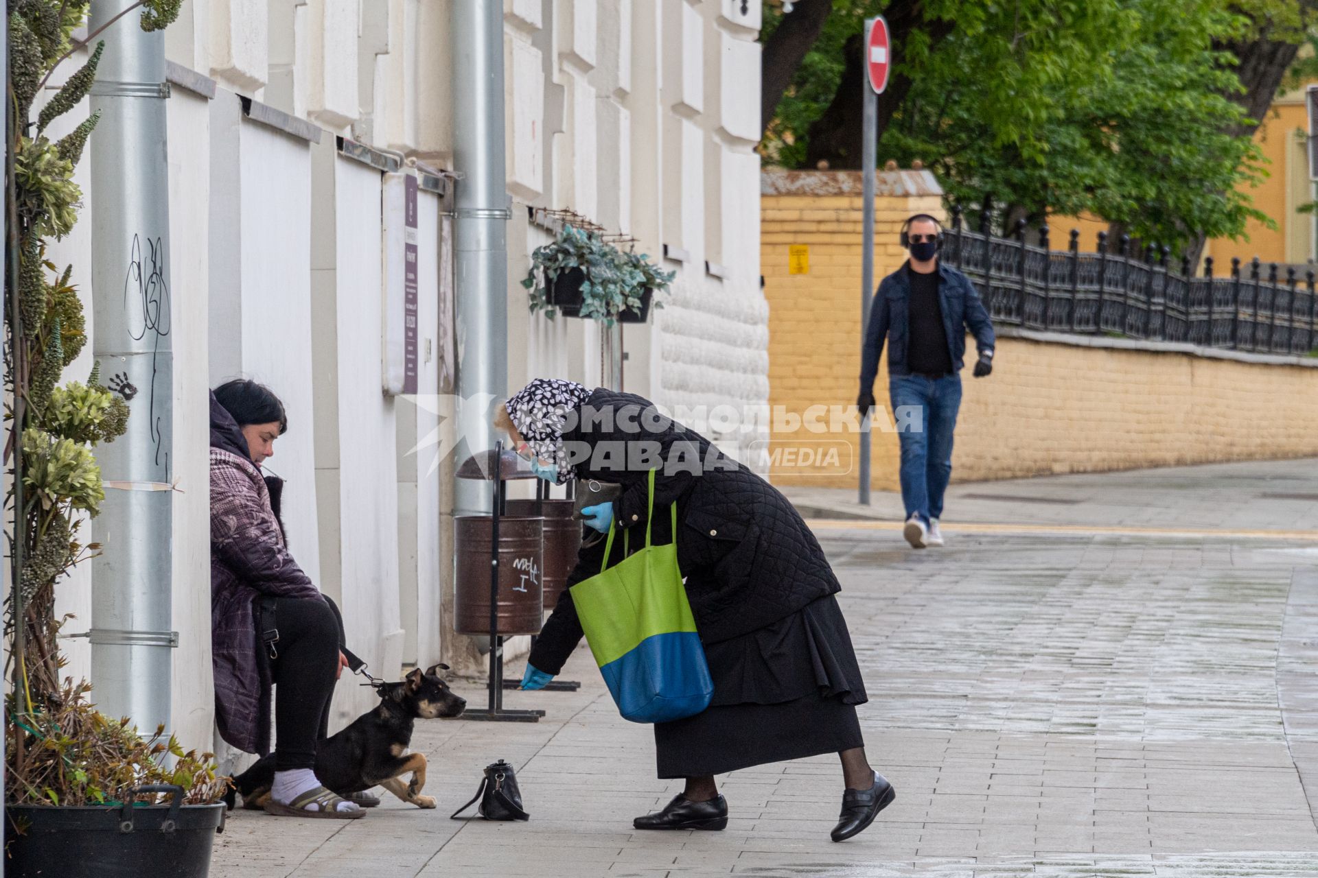 Москва. Пожилая женщина подает милостыню.