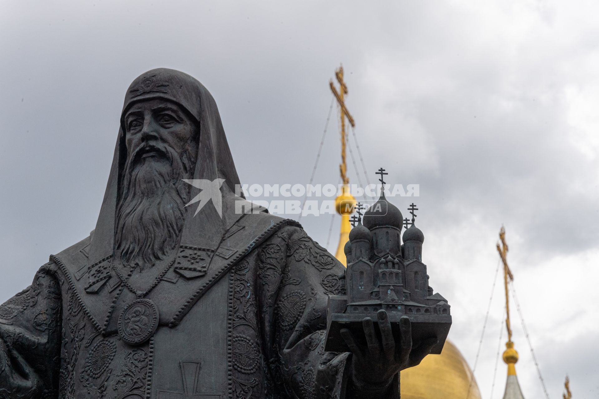 Москва. Вид на Зачатьевский монастырь и памятник Святителю Алексию.