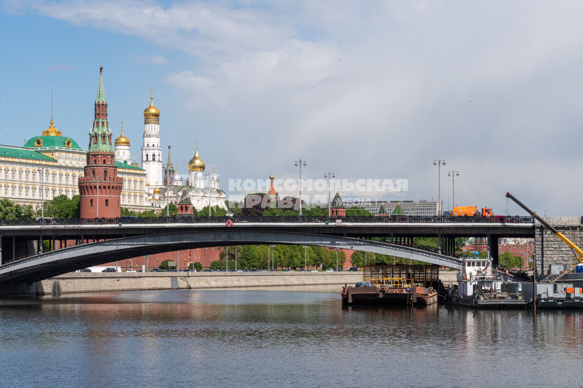 Москва. Вид на Кремль и Патриарший мост.