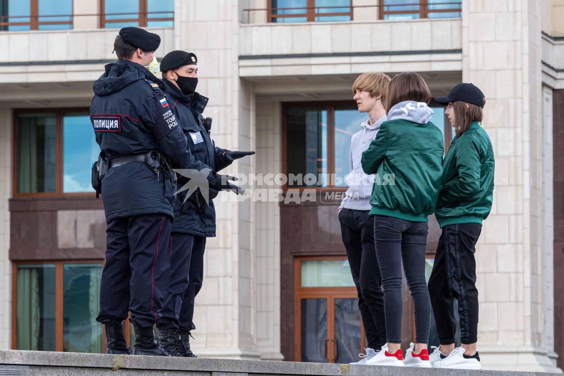 Москва. Сотрудники полиции проверяют документы у прохожих.