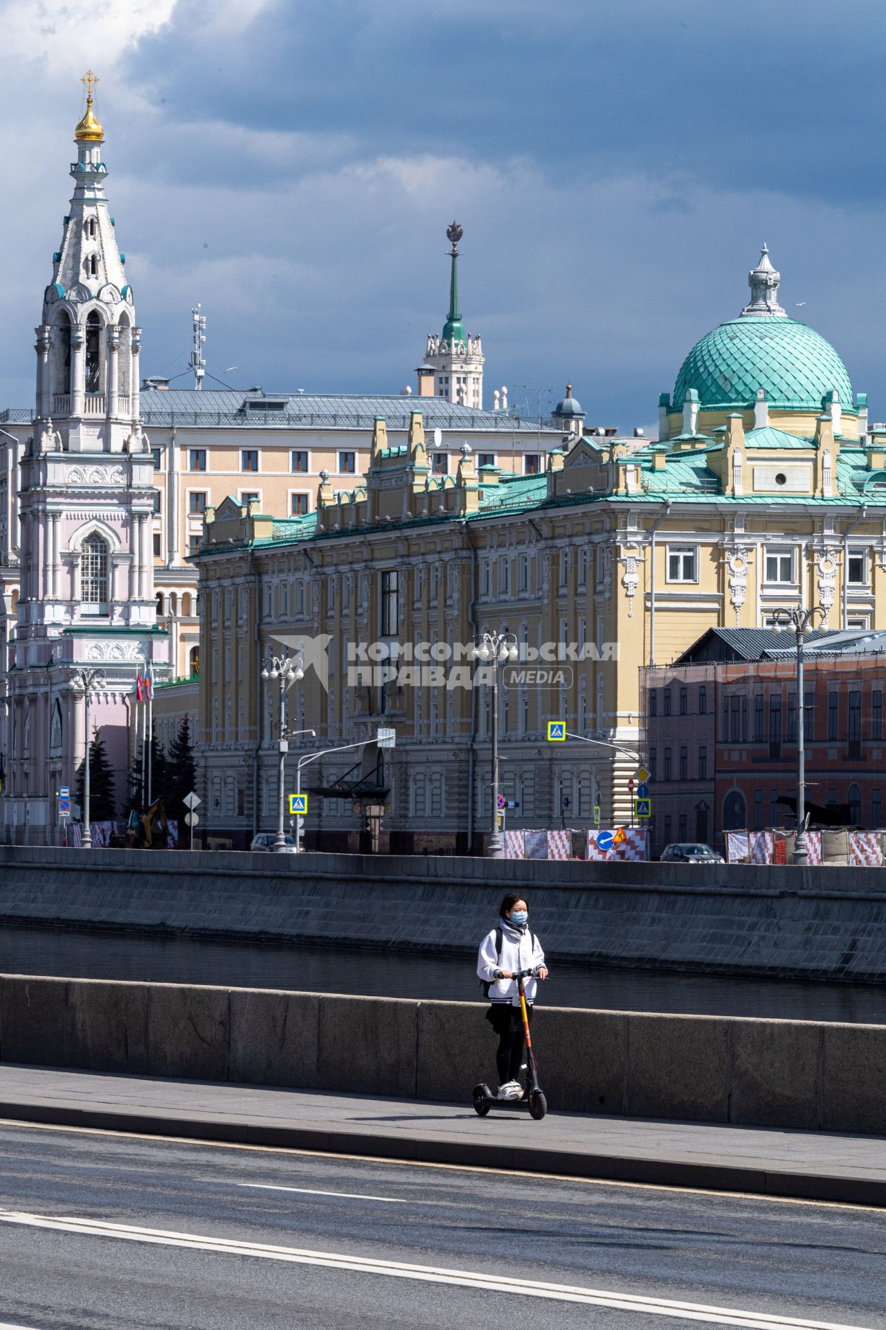 Москва. Вид на Софийскую набережную.