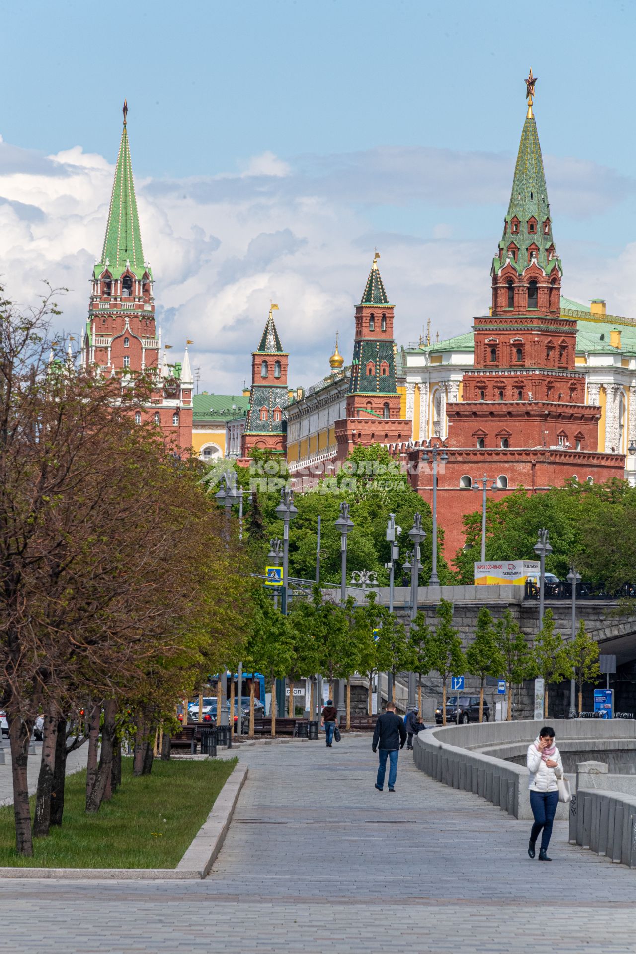 Москва. Прохожие на Пречистенской набережной.