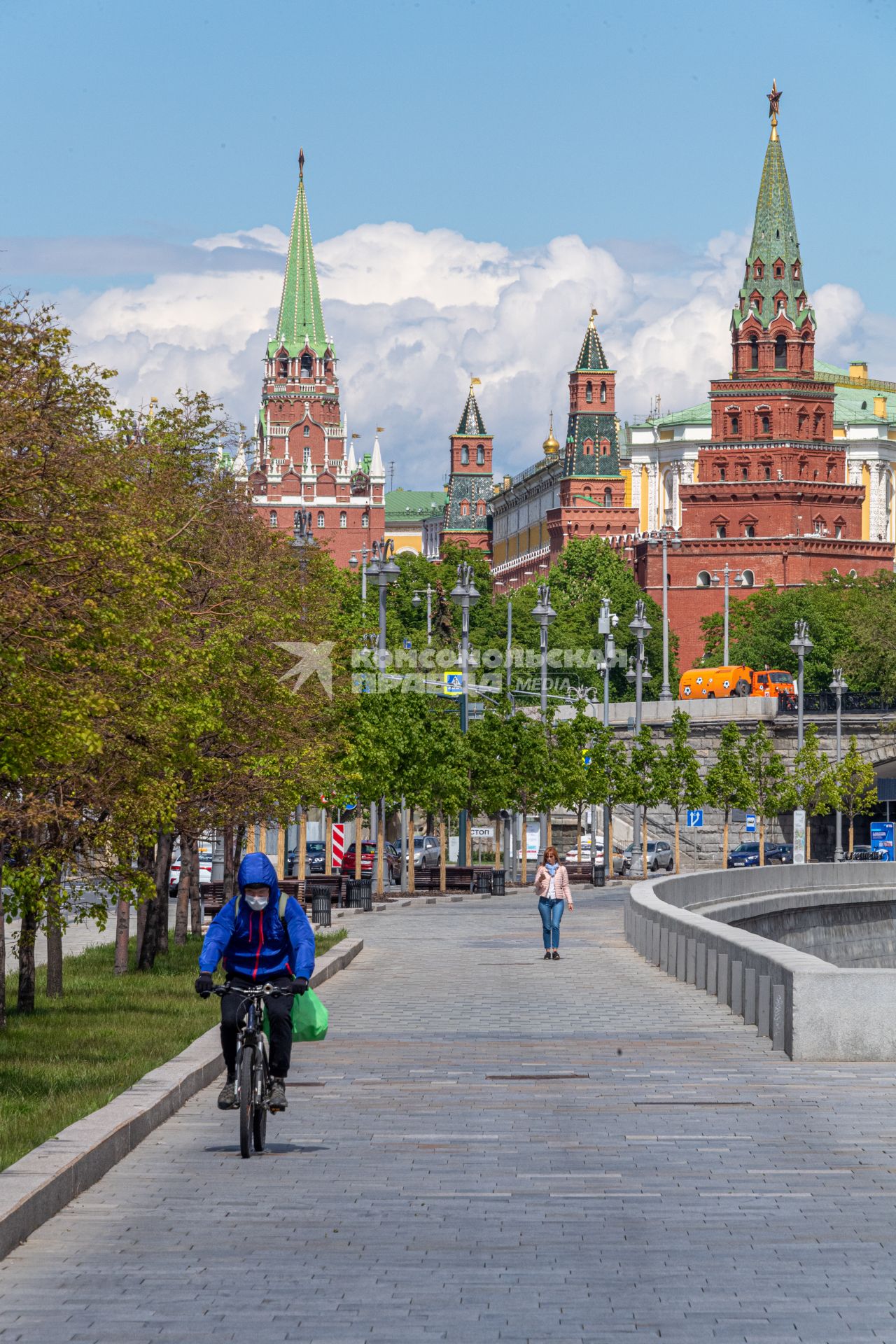 Москва. Велосипедист на Пречистенской набережной.