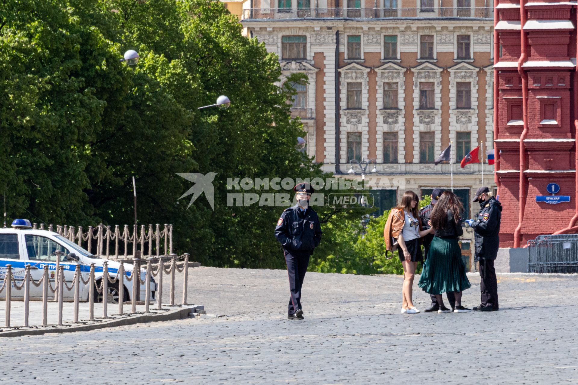 Москва. Сотрудники полиции проверяют документы у девушек на Красной площади.