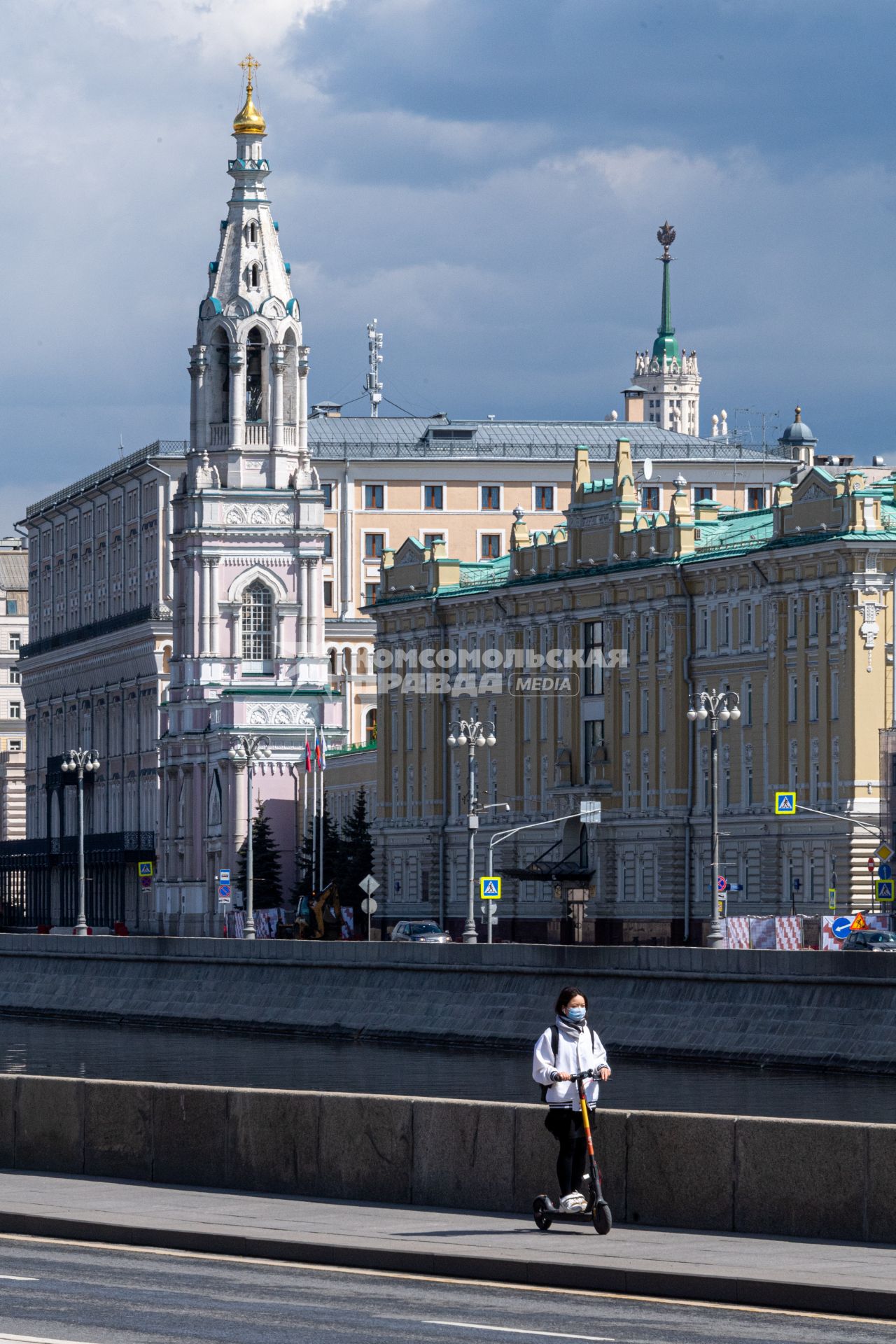 Москва. Вид на Софийскую набережную.