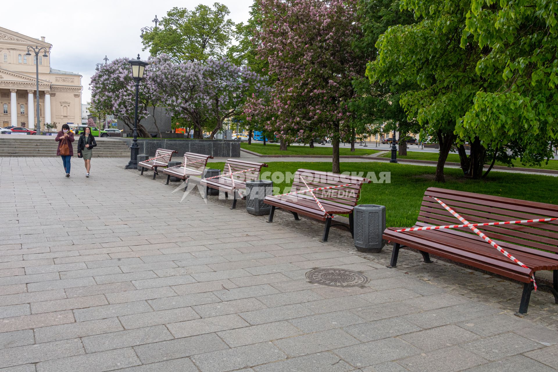 Москва. Ограждение на скамейках в сквере Большого театра.