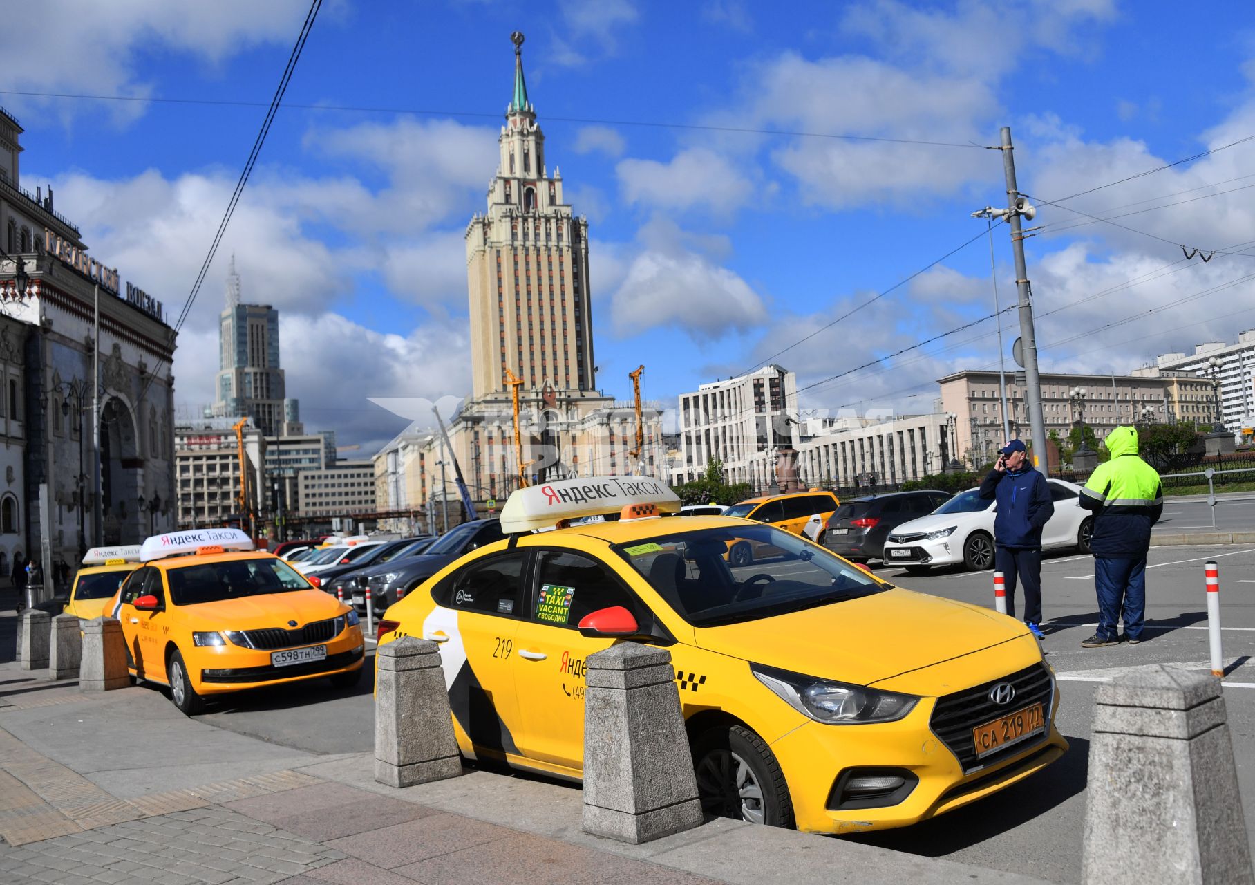 Москва. Таксисты на Комсомольской площади у Казанского вокзала.