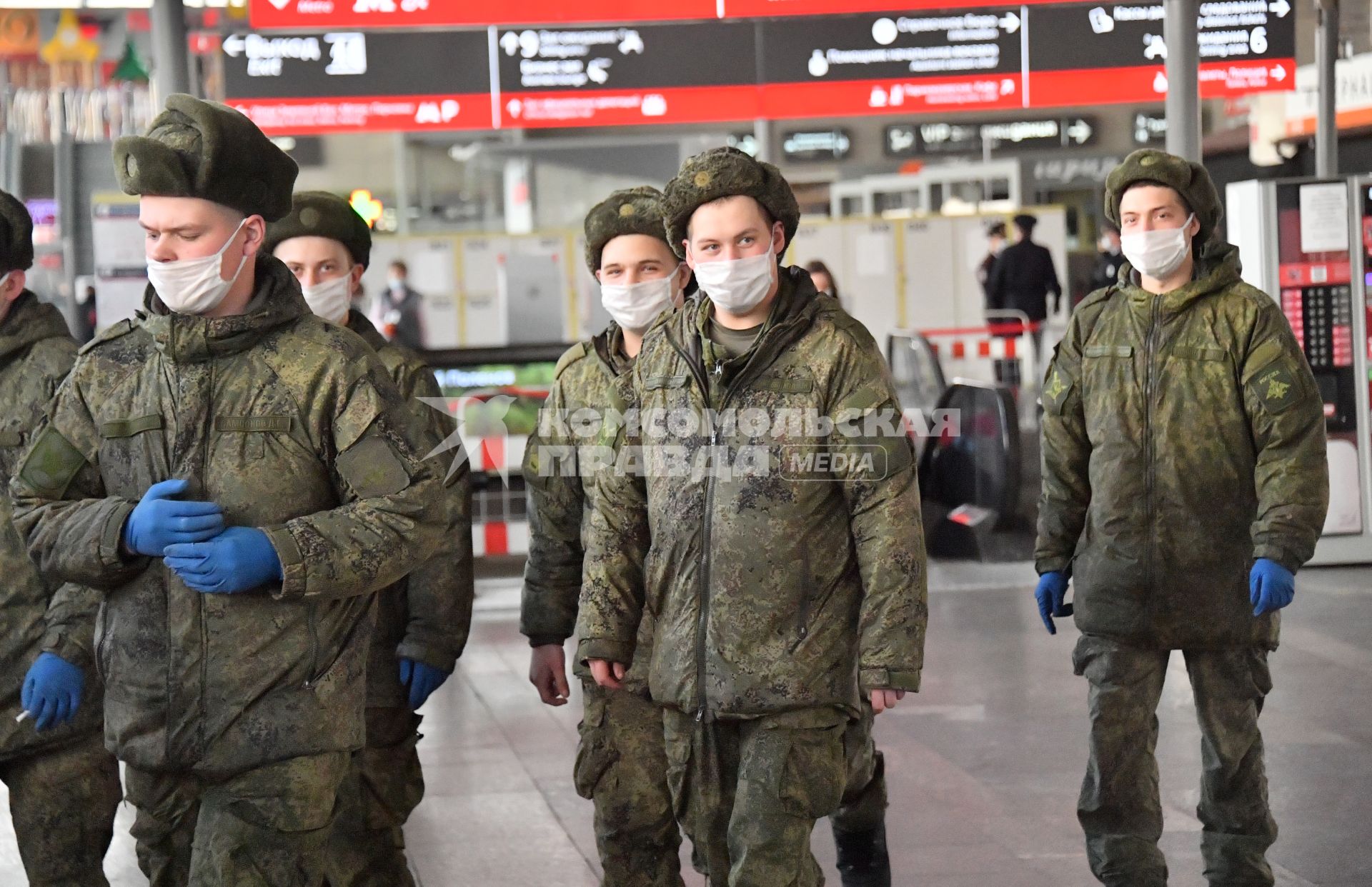 Москва.  Военнослужащие в медицинских масках и перчатках на вокзале.