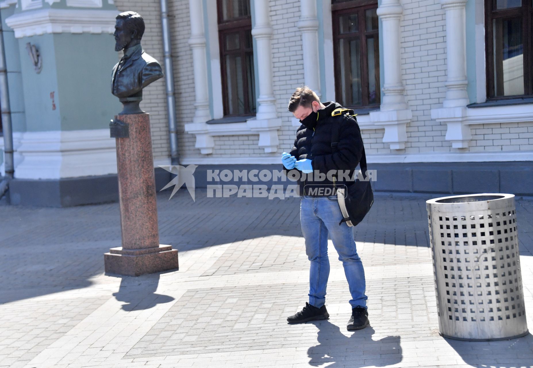 Москва. Мужчина с мобильным телефоном на Рижском вокзале.