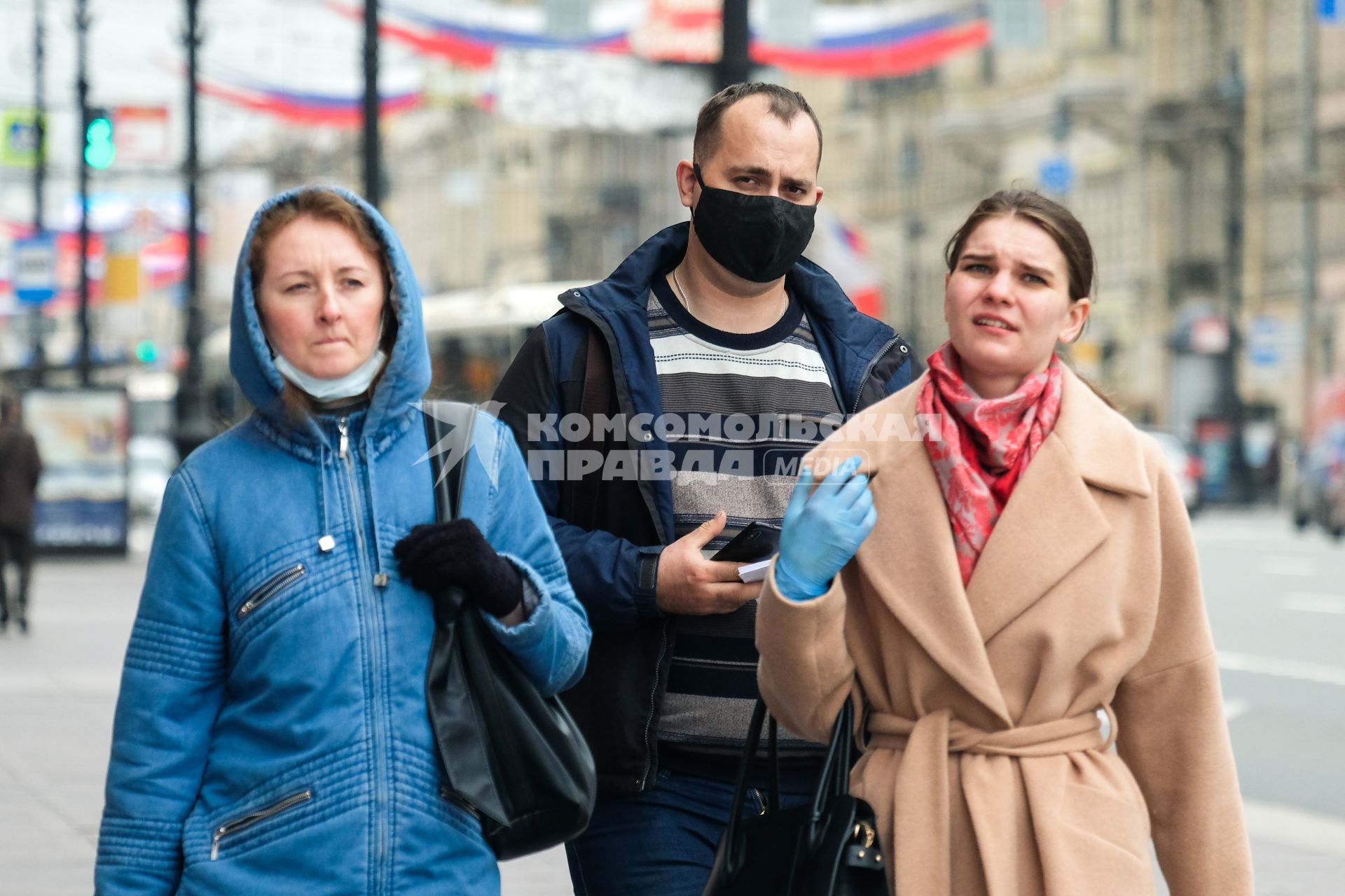 Санкт-Петербург. Прохожие в медицинских масах на улице города.медицинской маске на самокате.