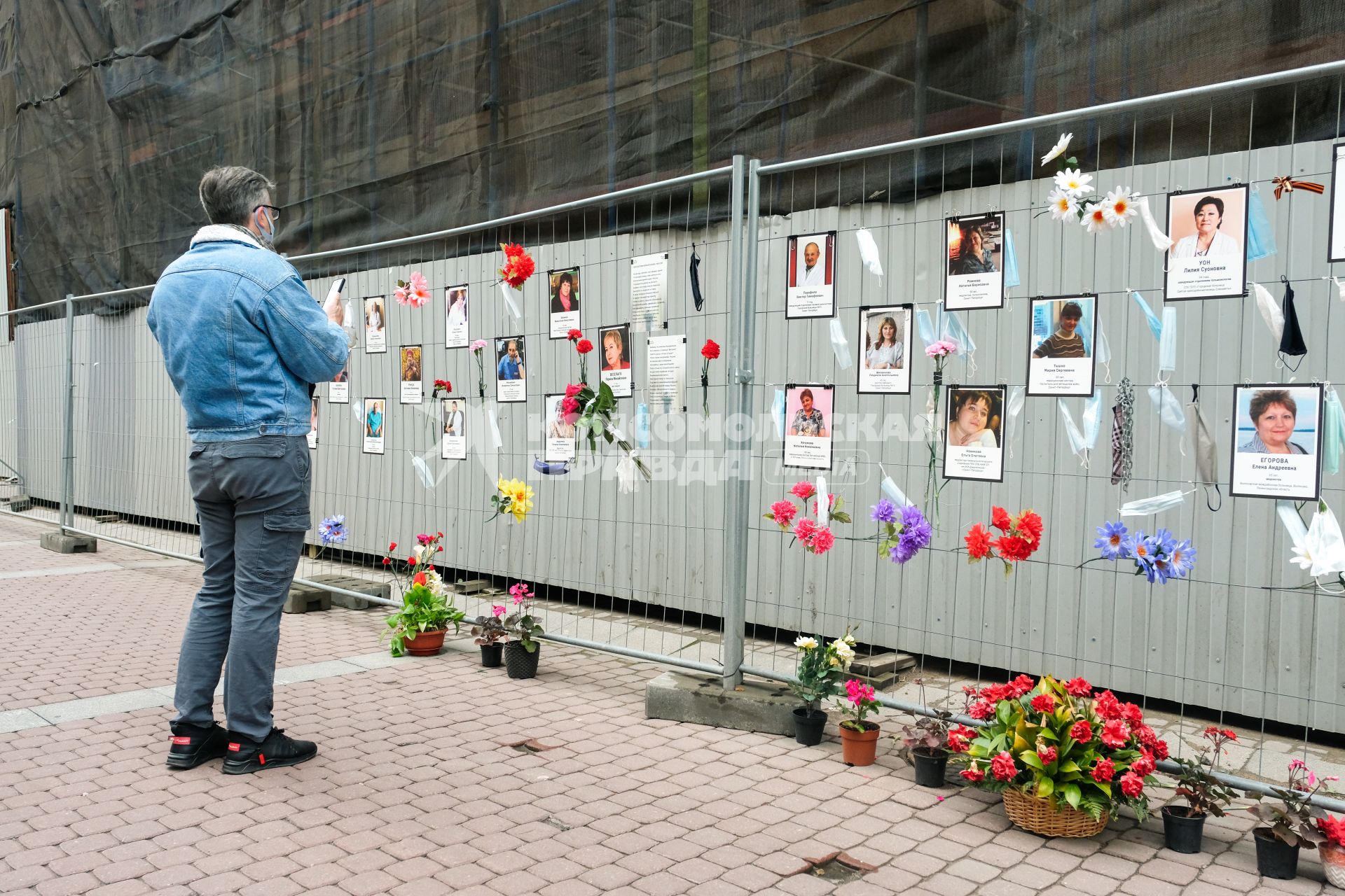 Санкт-Петербург. Мемориал погибшим от коронавируса врачам.