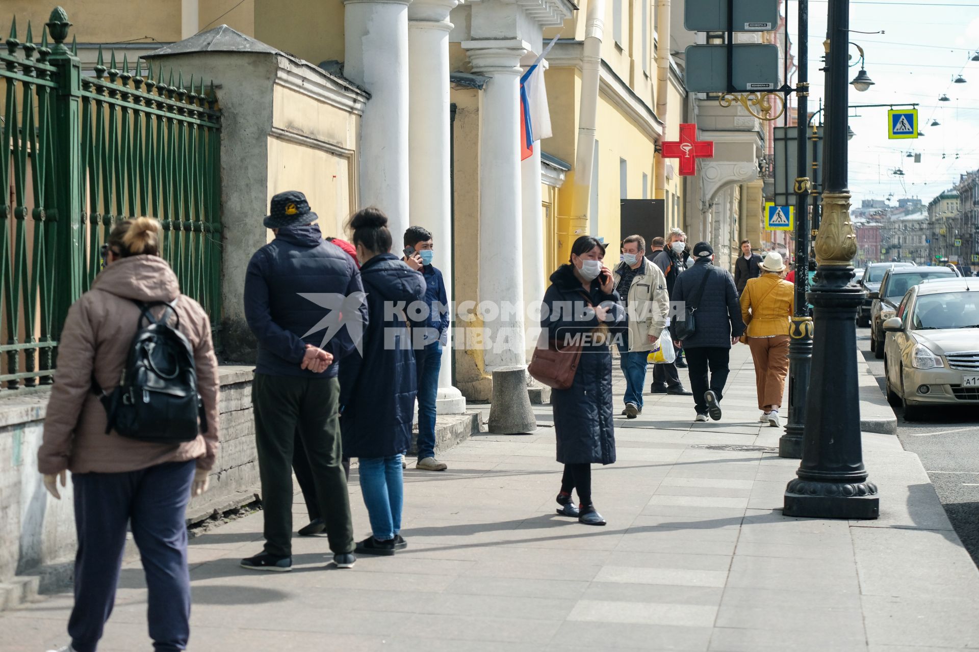 Санкт-Петербург. Прохожие в медицинских масах на улице города.медицинской маске на самокате.