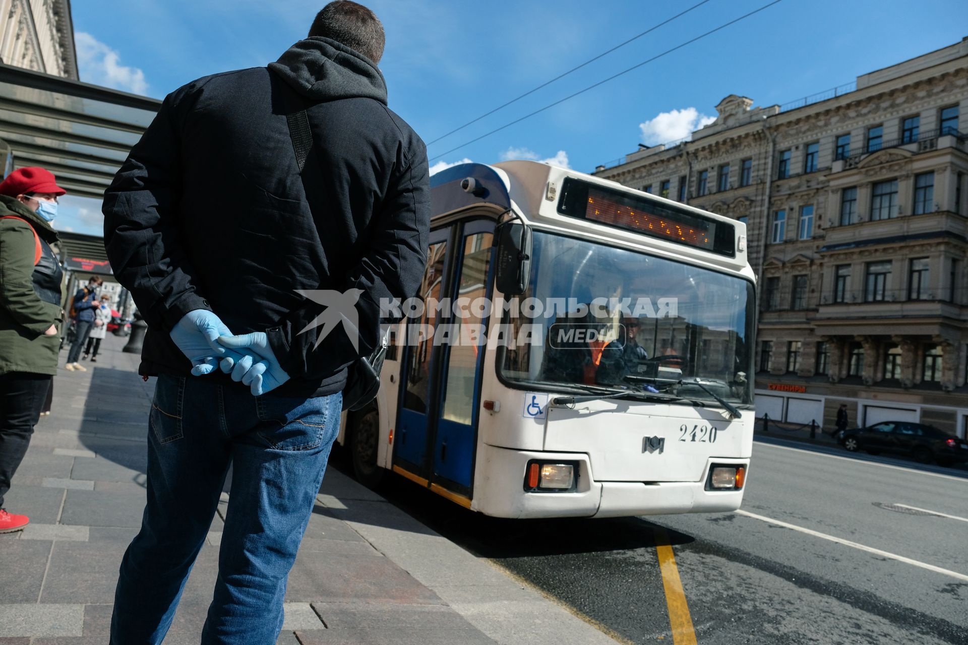 Санкт-Петербург. Пассажиры на автобусной остановке.