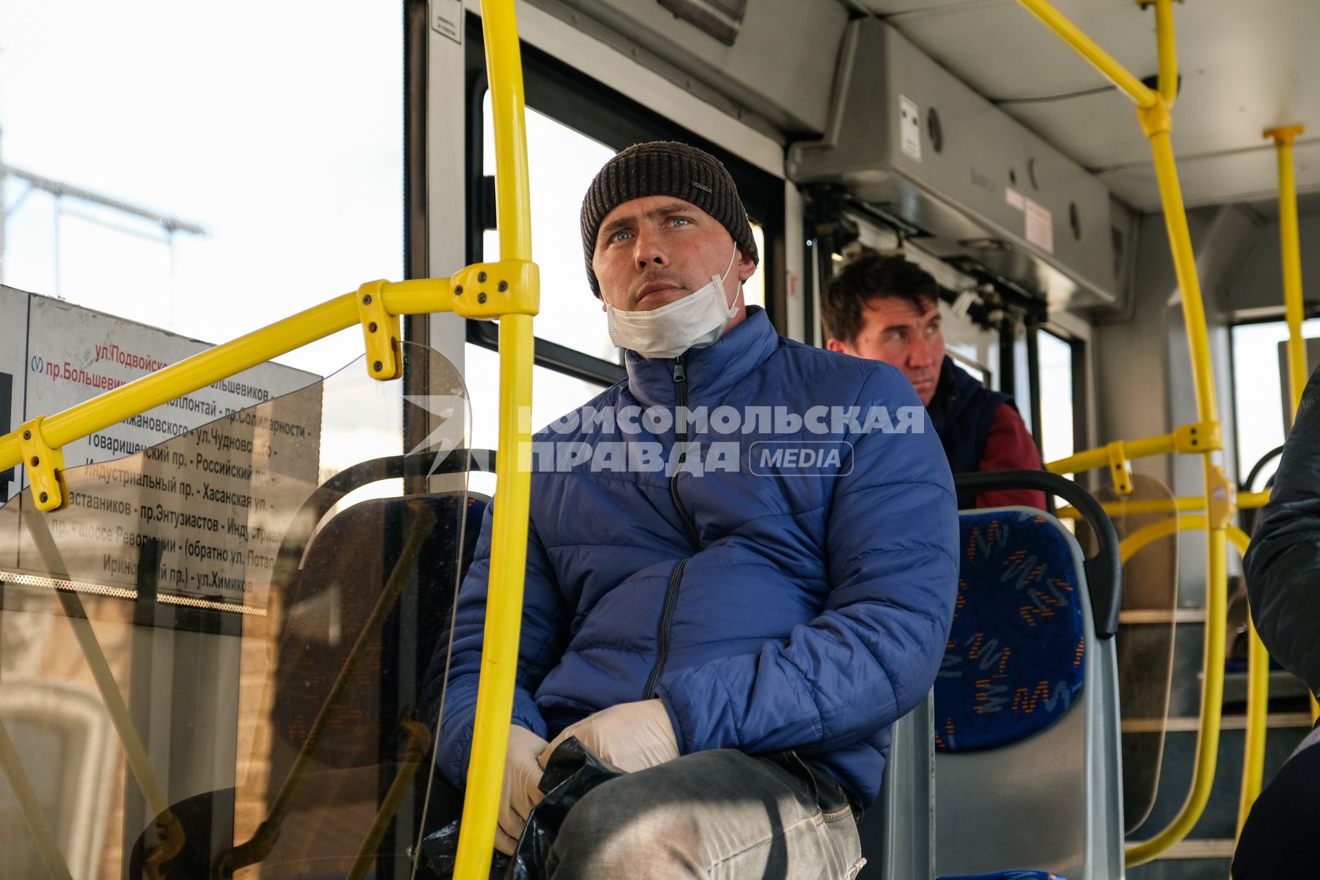 Санкт-Петербург. Пассажиры в медицинских масках в салоне автобуса.