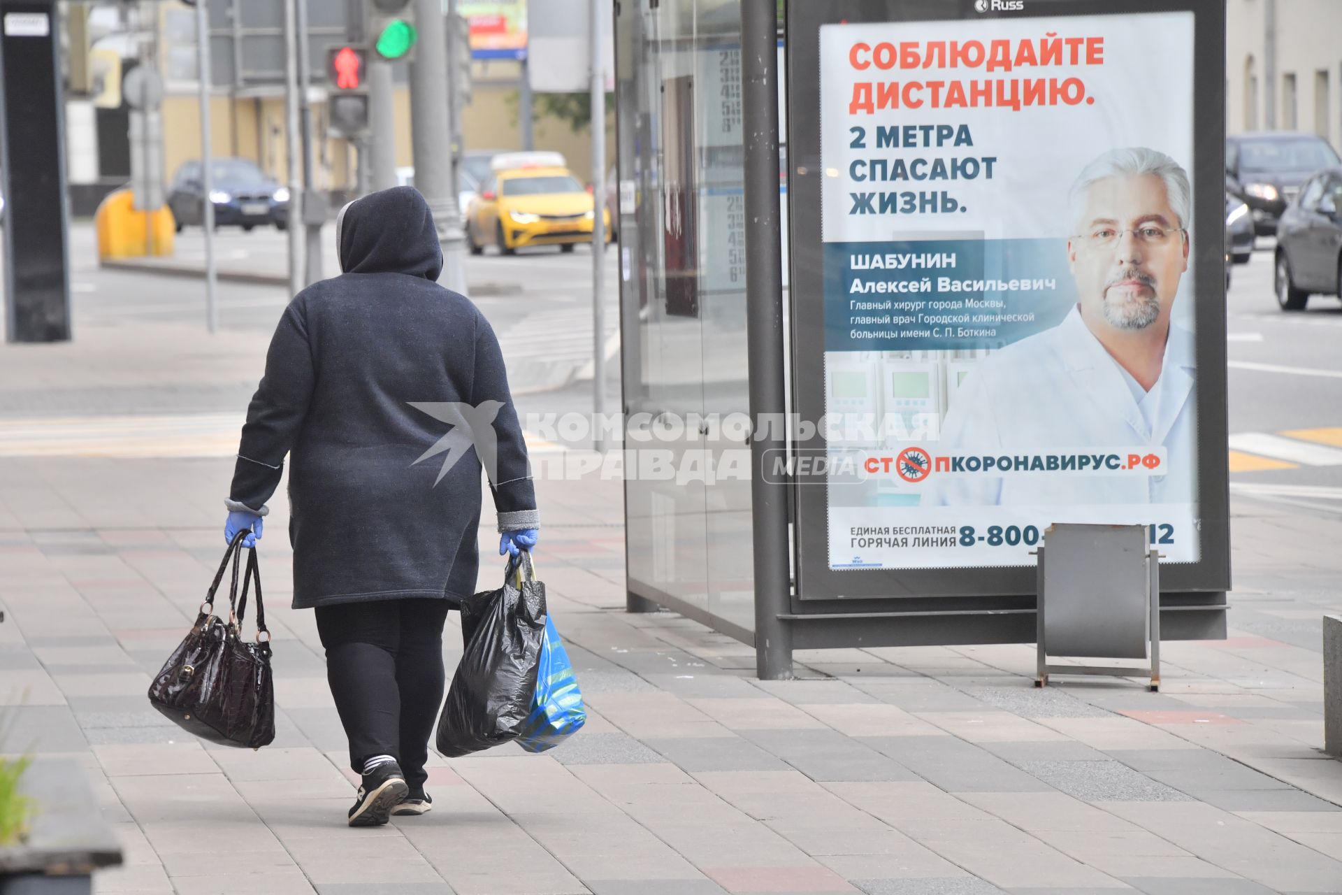 Москва. Женщина на улице во время режима самоизоляции.