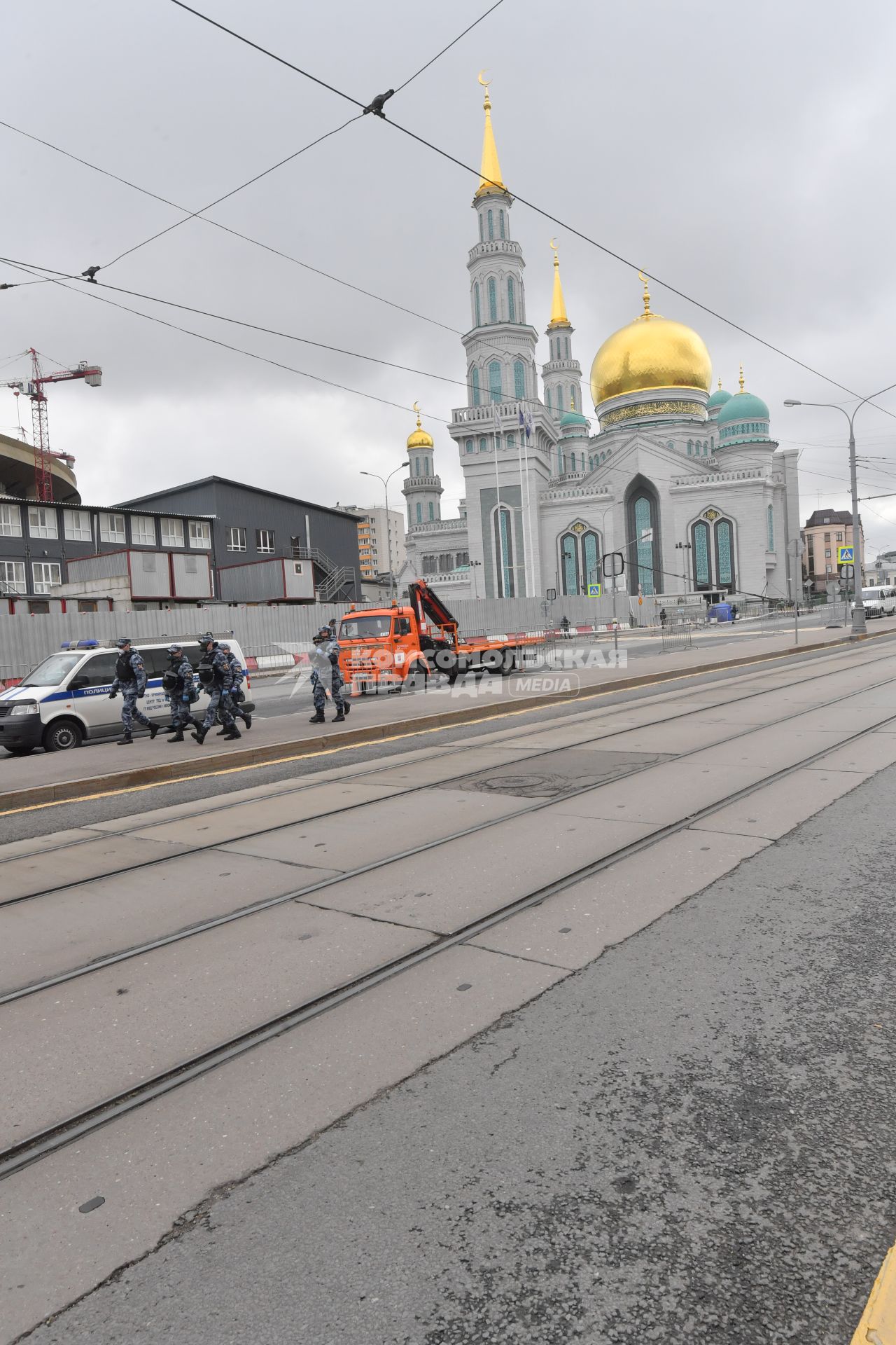 Москва. Вид на Московскую соборную мечеть во время праздника Ураза-байрам.