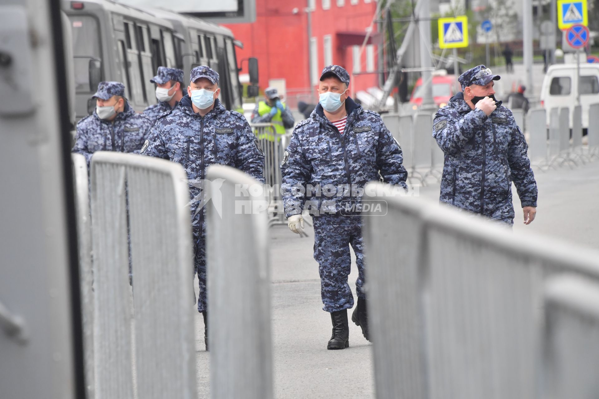 Москва. Сотрудники Росгвардии у Московской Соборной мечети  во время праздника Ураза-байрам.