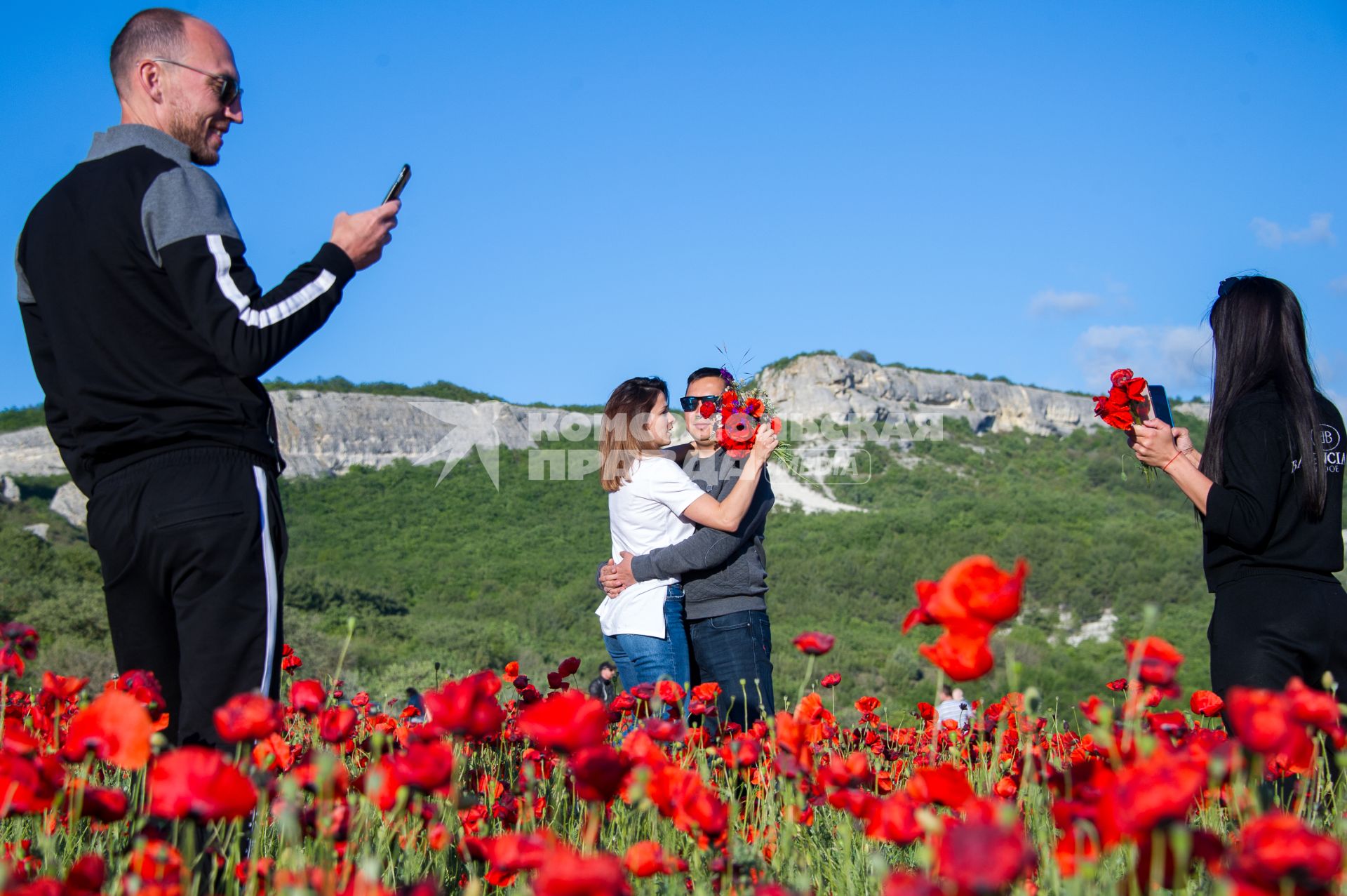 Крым, Село Терновка. Отдыхающие фотографируют  на маковом поле.