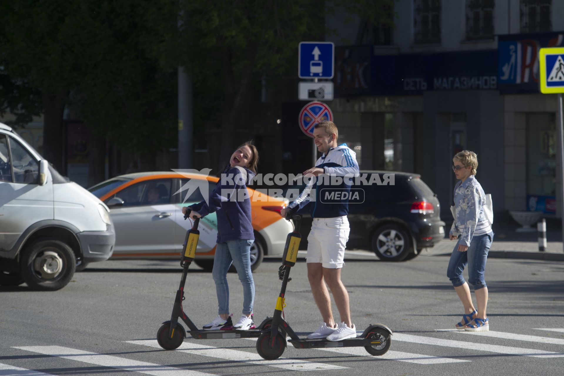 Екатеринбург. Парень с девушкой едут на арендованых самокатах