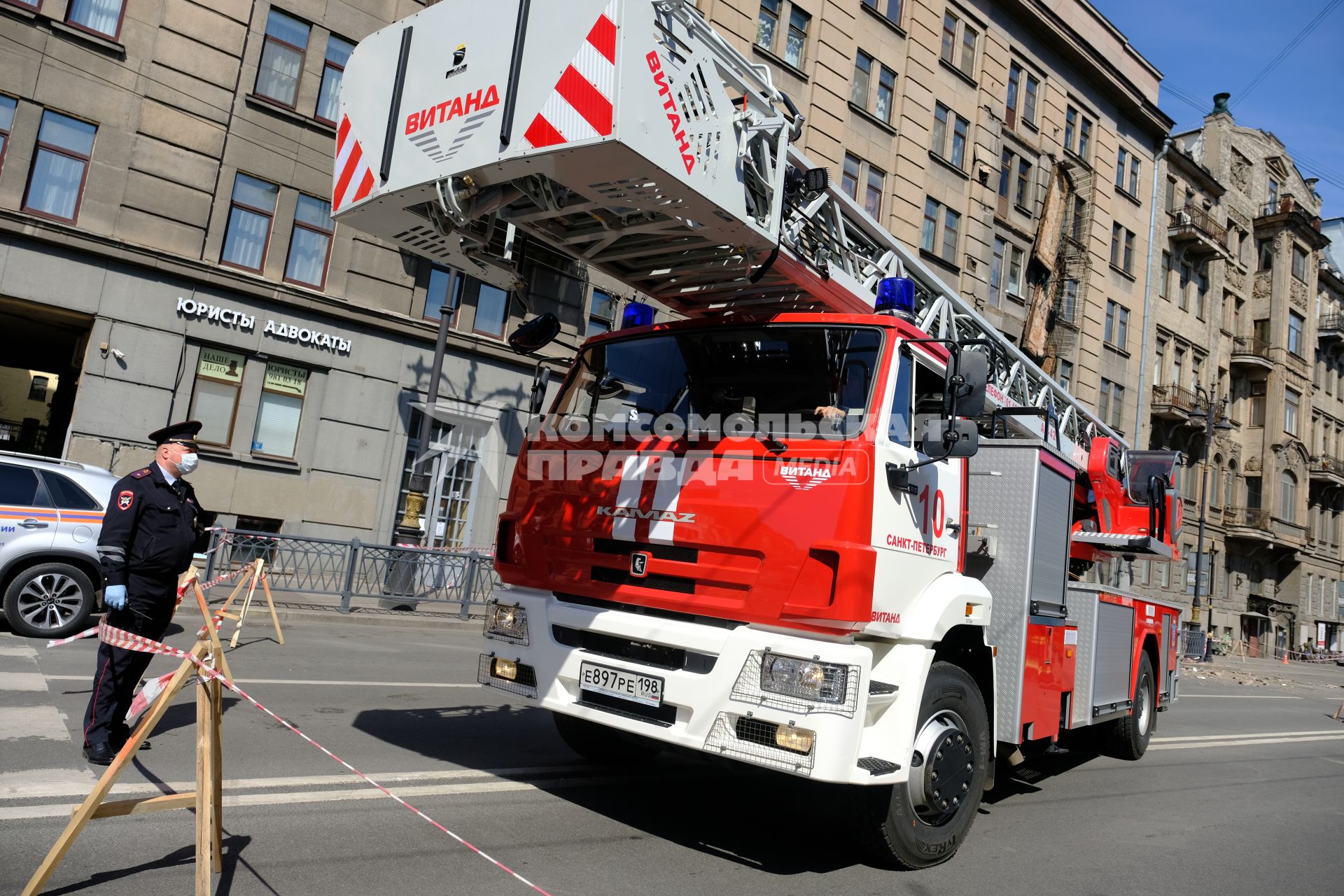 Санкт-Петербург. Автомобиль пожарной службы у жилого дома, где  произошло обрушение четырех балконов.