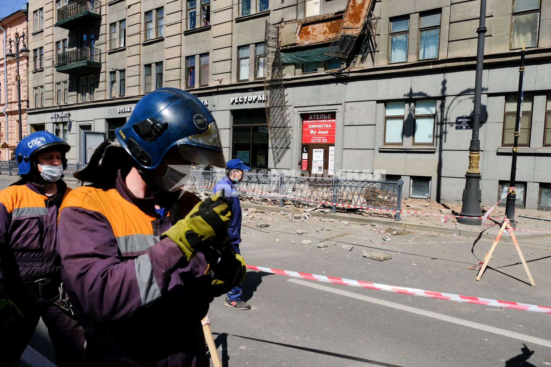 Санкт-Петербург. Сотрудники  МЧС РФ на месте обрушения четырех балконов жилого дома на улице Кирочная, 20.