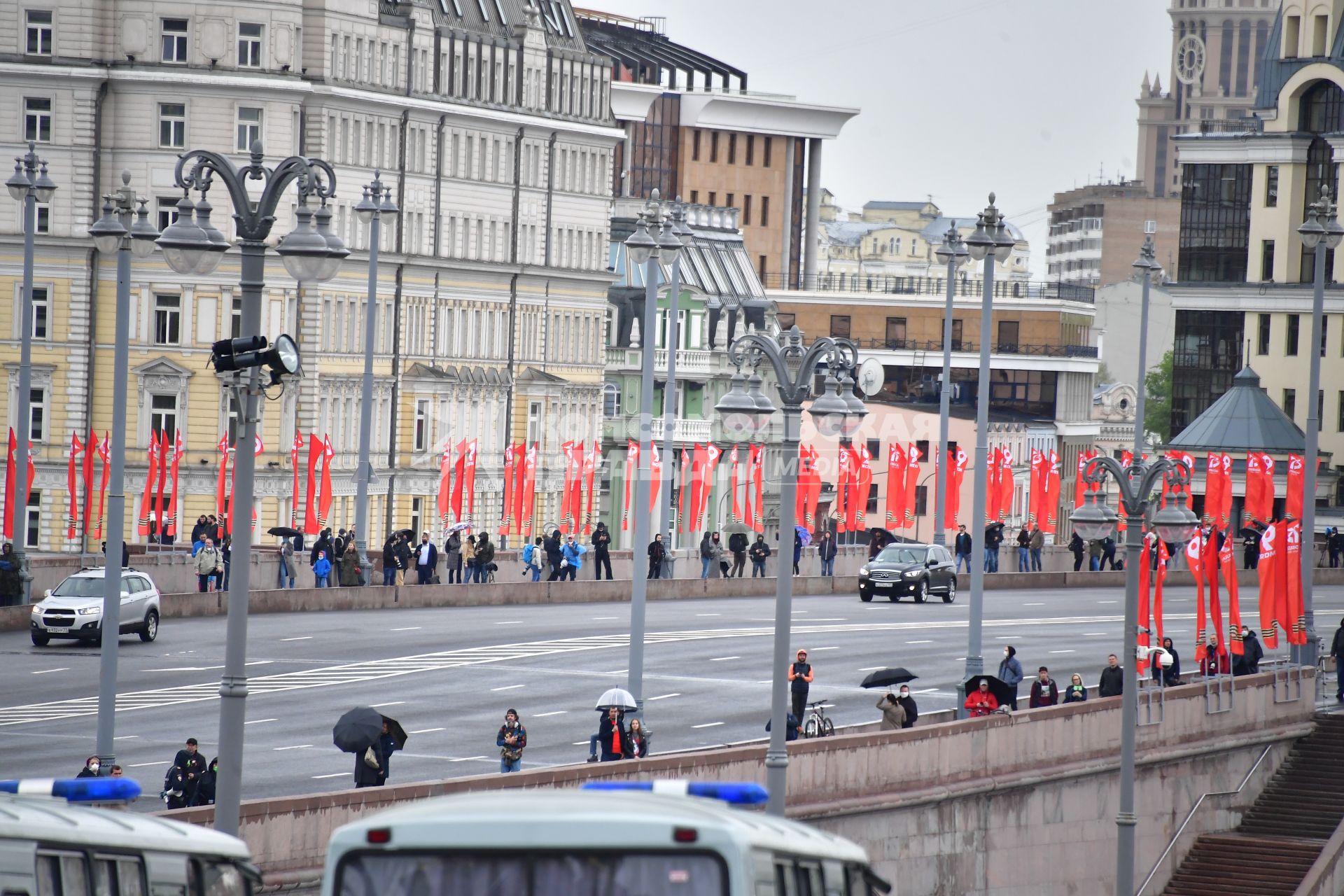 Москва. Зрители на Большом Москворецком мосту во  время  воздушного парада Победы в Москве.